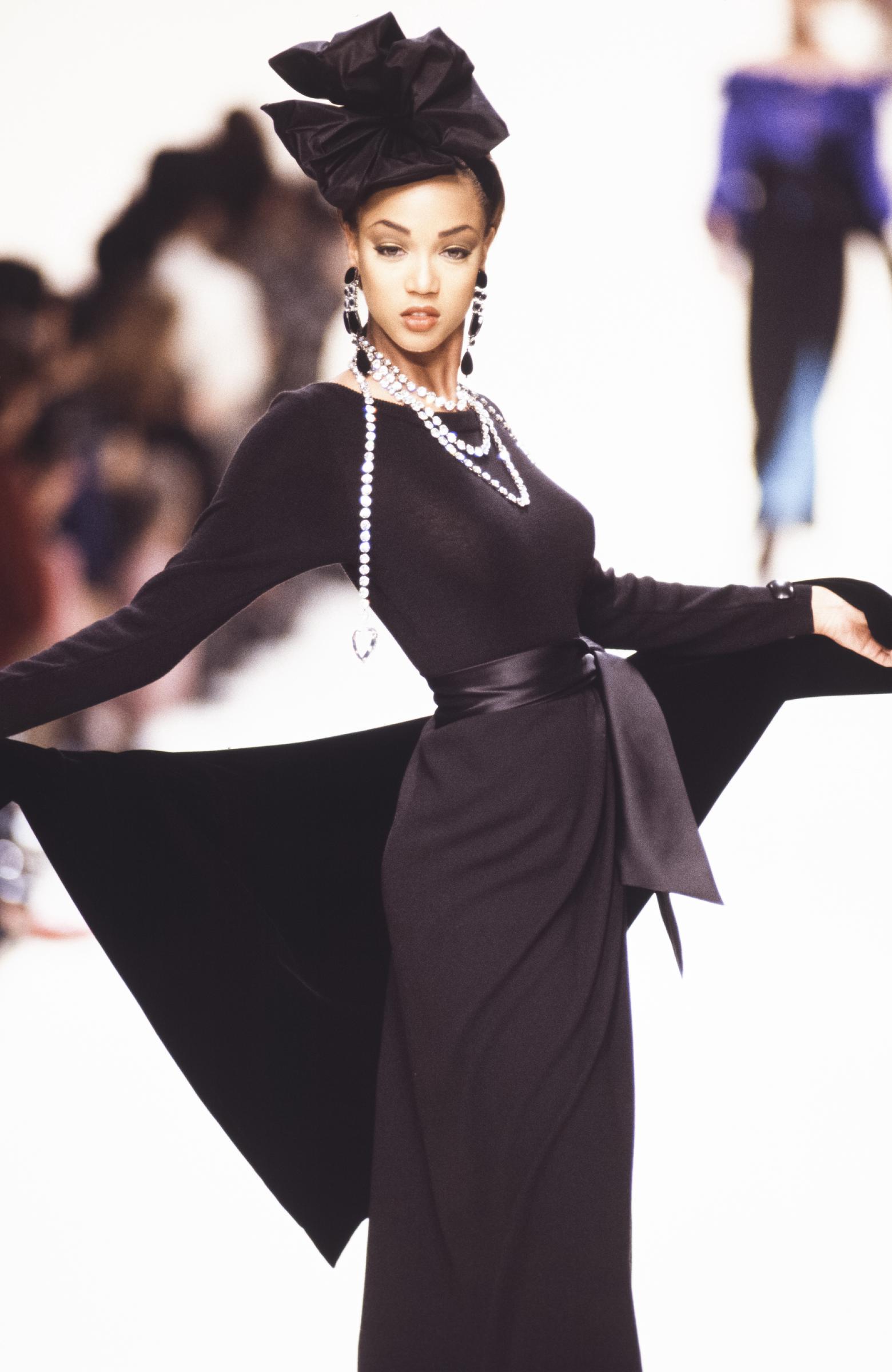 Tyra Banks desfila en el desfile prêt-à-porter Otoño/Invierno 1992-1993 de Yves Saint Laurent durante la Semana de la Moda de París en marzo de 1992 | Fuente: Getty Images