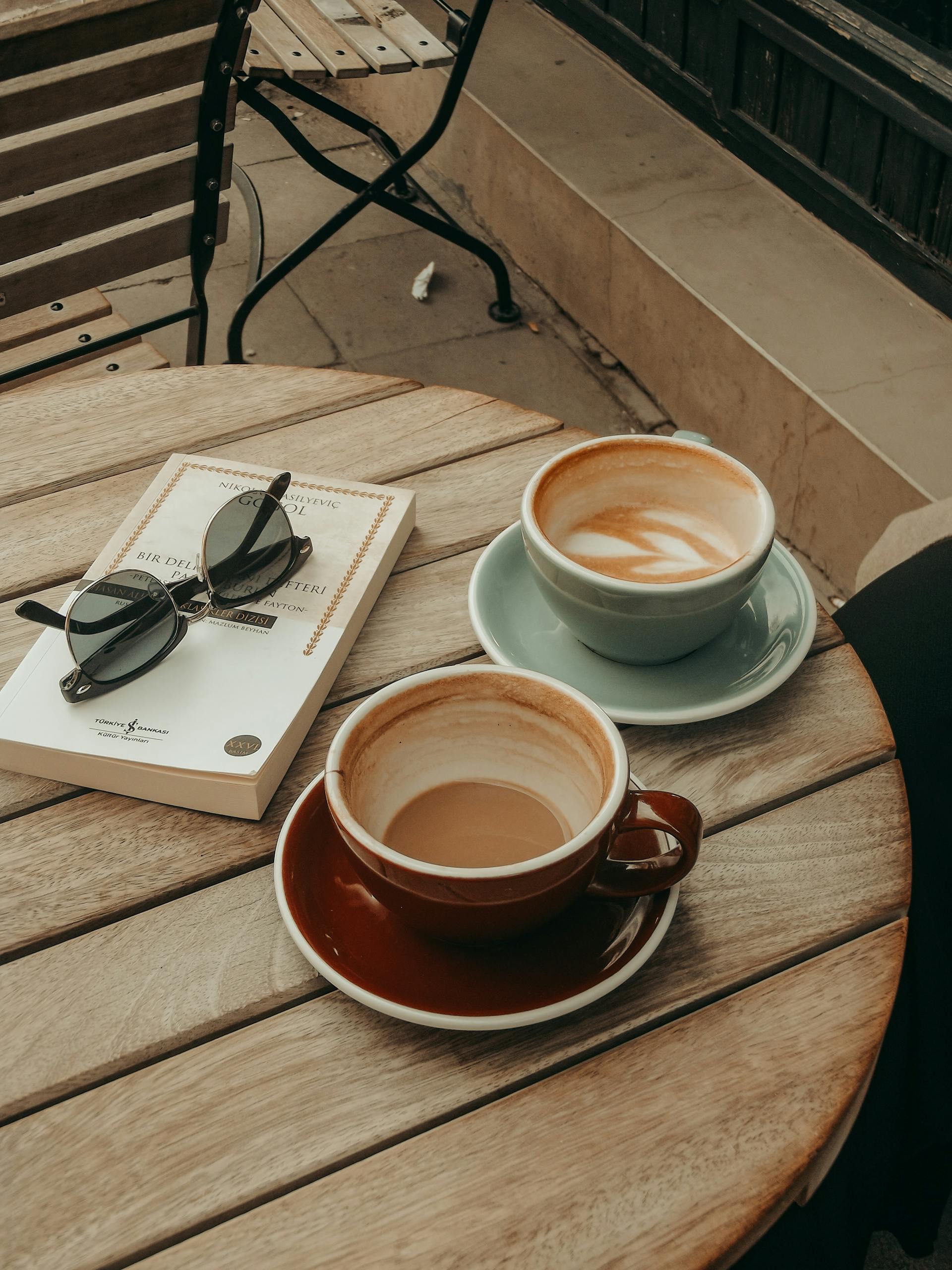 Dos tazas de café sobre una mesa | Fuente: Pexels