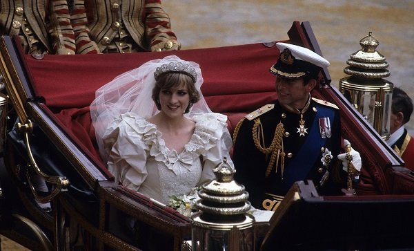 Diana y Charles saliendo de la catedral de San Pablo, recién casados, el 29 de julio de 1981. | Foto: Getty Images