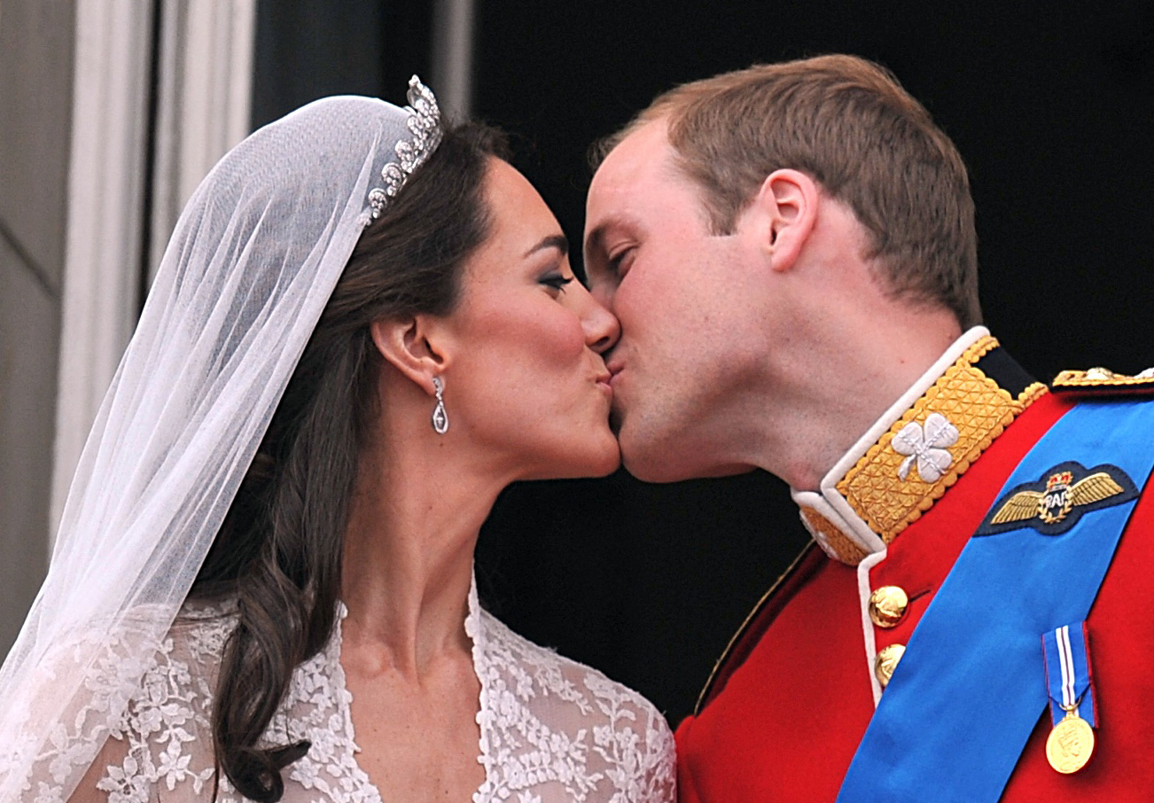 Catherine, Duquesa de Cambridge, y el príncipe William se besan en el balcón del Palacio de Buckingham en Londres, tras su boda el 29 de abril de 2011 | Fuente: Getty Images