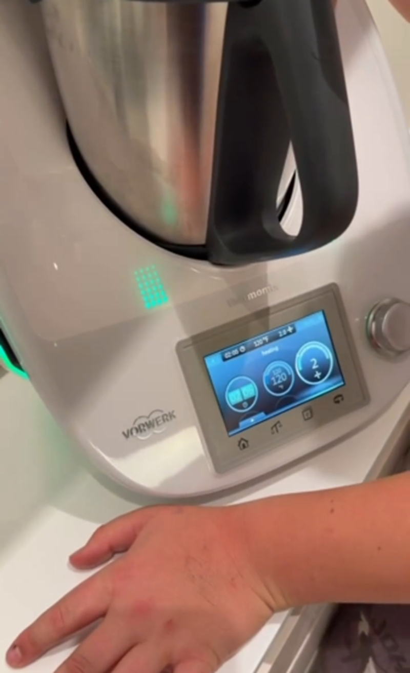 Noah manejando el robot de cocina | Fuente: Instagram/luisanalopilato