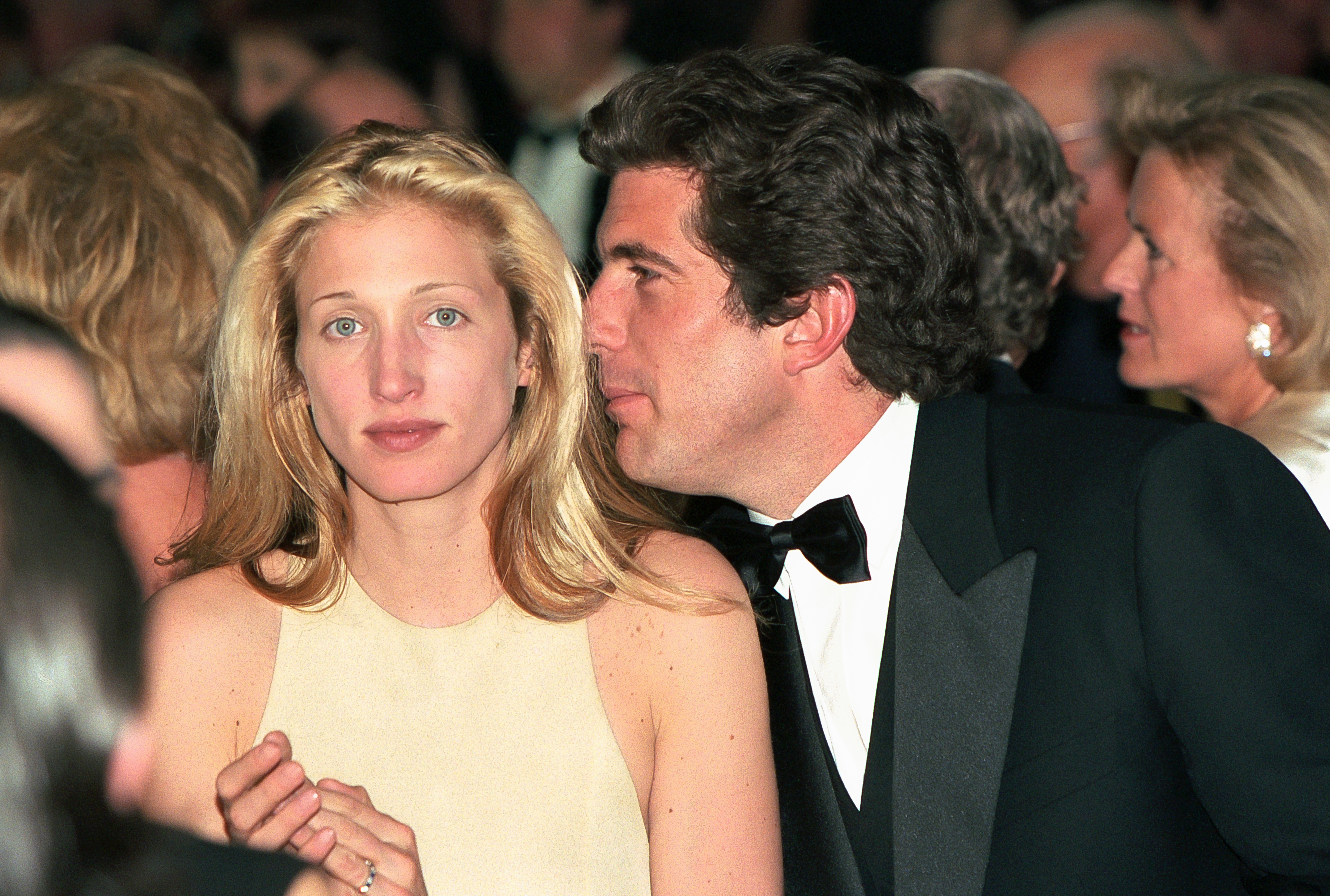 Carolyn Bessette y John F. Kennedy Jr. durante una recepción en el Chateau de Malagny, hacia 1996. | Fuente: Getty Images