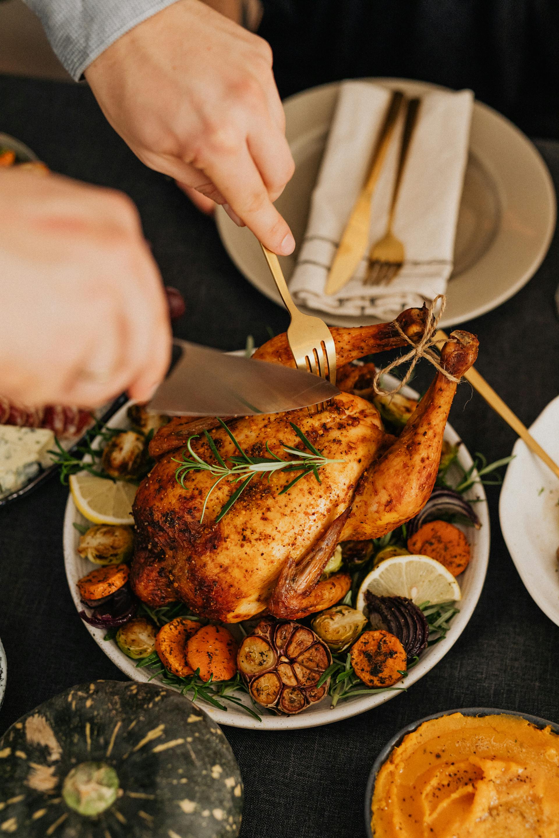 Una persona cortando un pavo durante la cena de Acción de Gracias | Fuente: Pexels