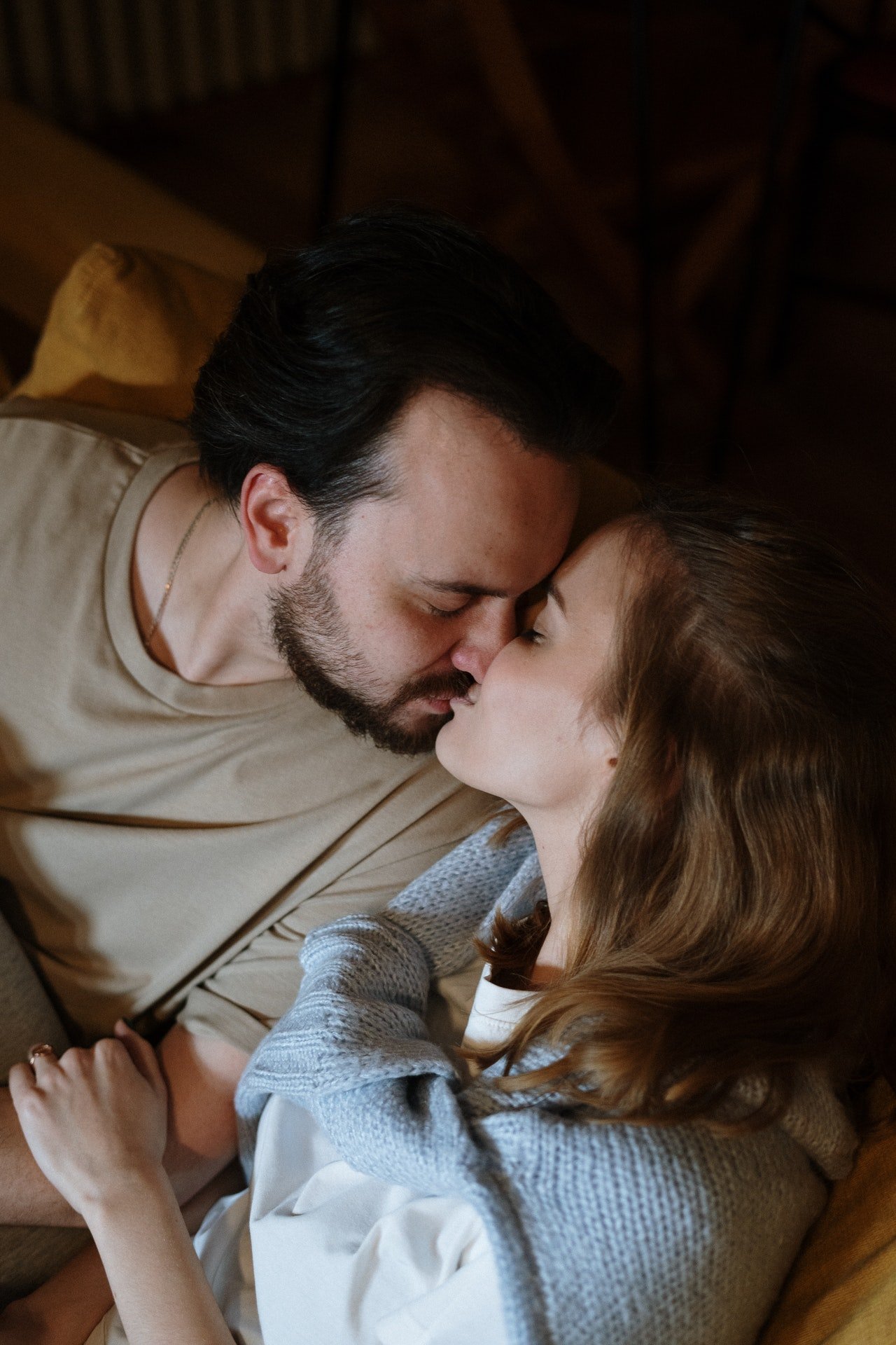 Pareja se besa | Fuente: Pexels