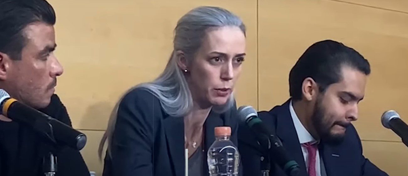 Maureen Papon, madre de la víctima, habla en conferencia de prensa de la familia de Valentina Gilabert. | Foto: YouTube/El Universal