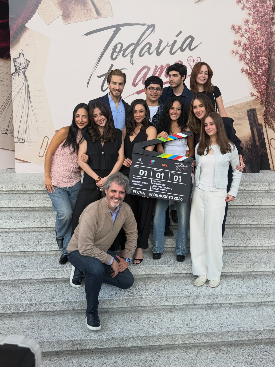 Susana González junto a su hija Susana Elías, en compañía del elenco de "Todavía te Amo" | Fuente: Instagram/susanagonzalezdr