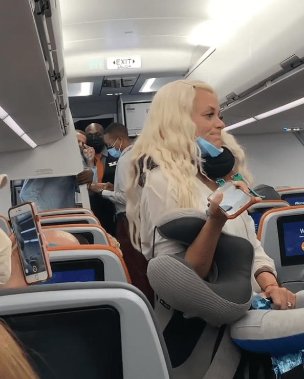 Pasajera del vuelo 529 de JetBlue hablando a los otros pasajeros. | Foto: Instagram/alice.rusa
