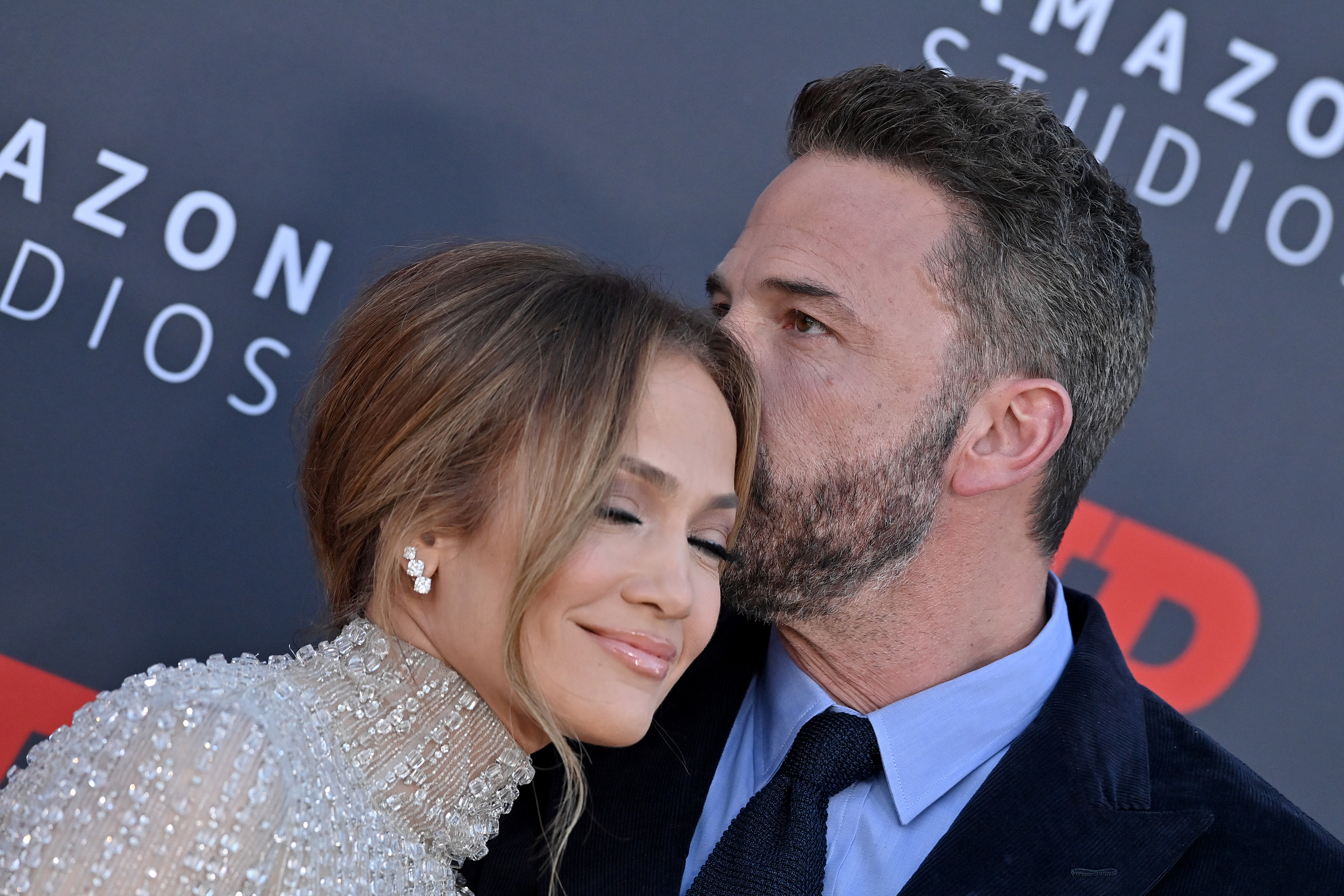 Jennifer Lopez y Ben Affleck asisten al estreno mundial de "AIR" de Amazon Studios en el Regency Village Theatre el 27 de marzo de 2023 en Los Ángeles, California | Foto: Getty Images