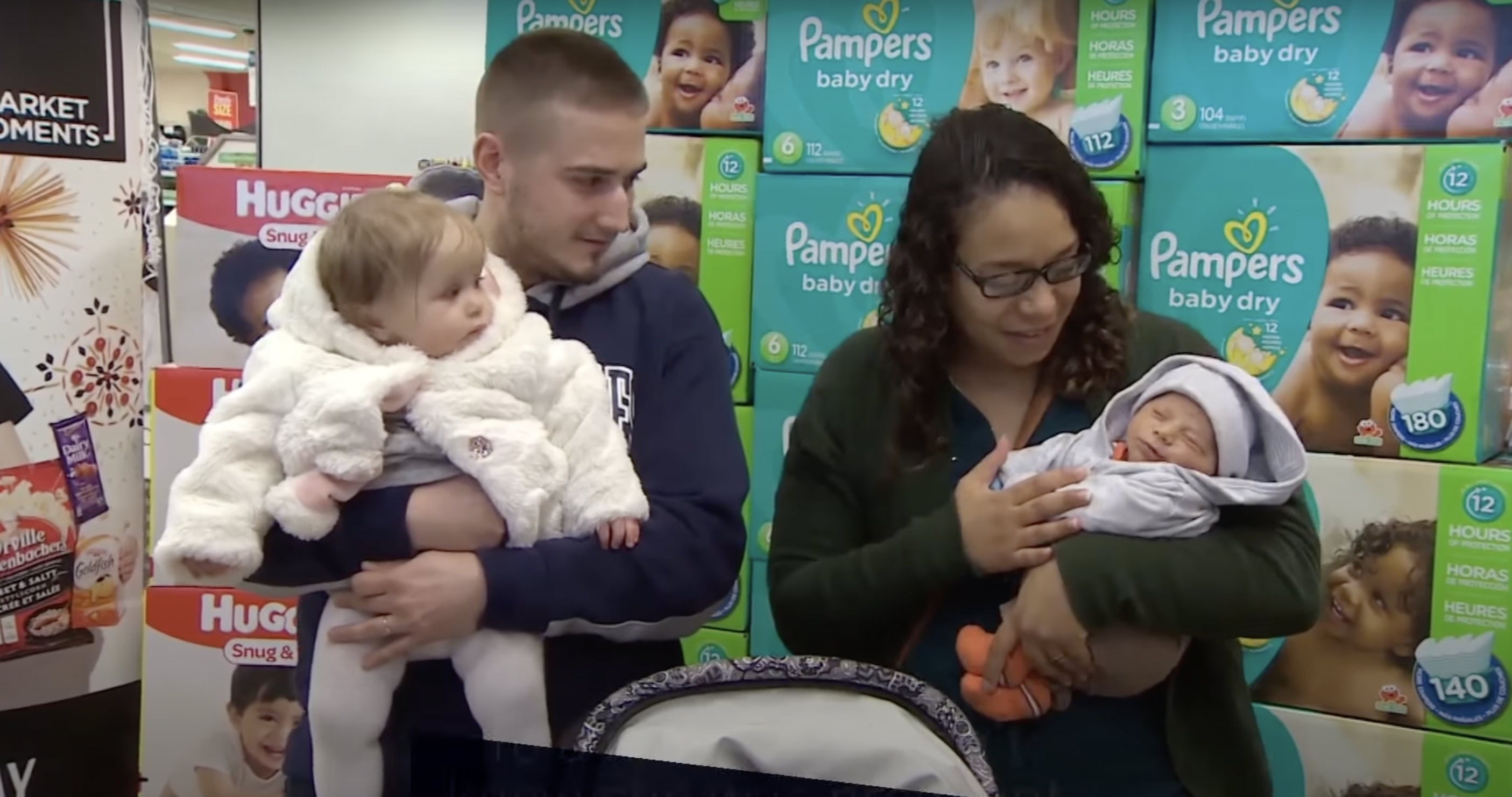 Kyle y Ashleigh Miller-Cross con sus hijos, Mia y el recién nacido Ezra | Foto: YouTube.com/CBC Nueva Escocia