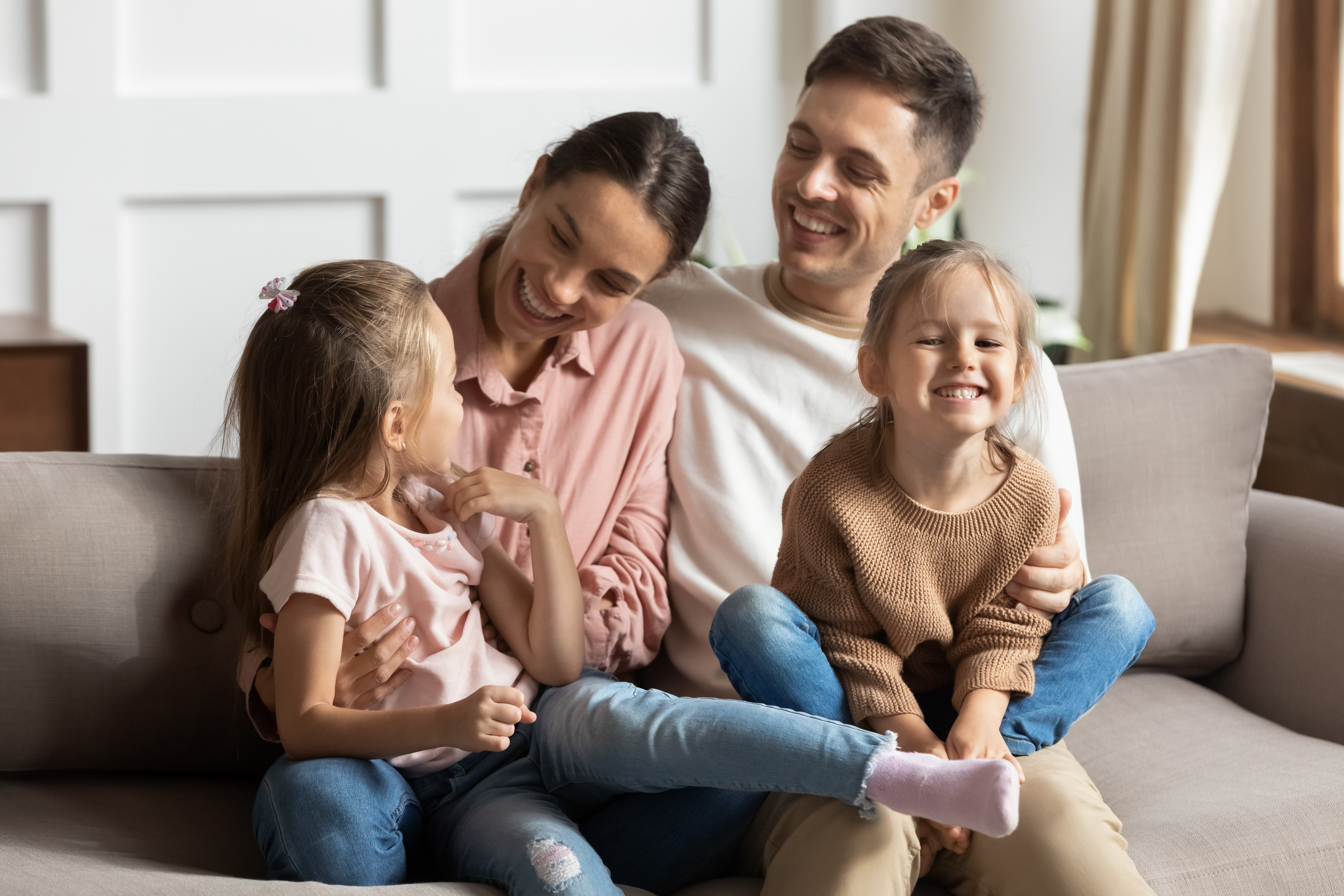 Una pareja pasando tiempo con sus hijas pequeñas. | Foto: Shutterstock