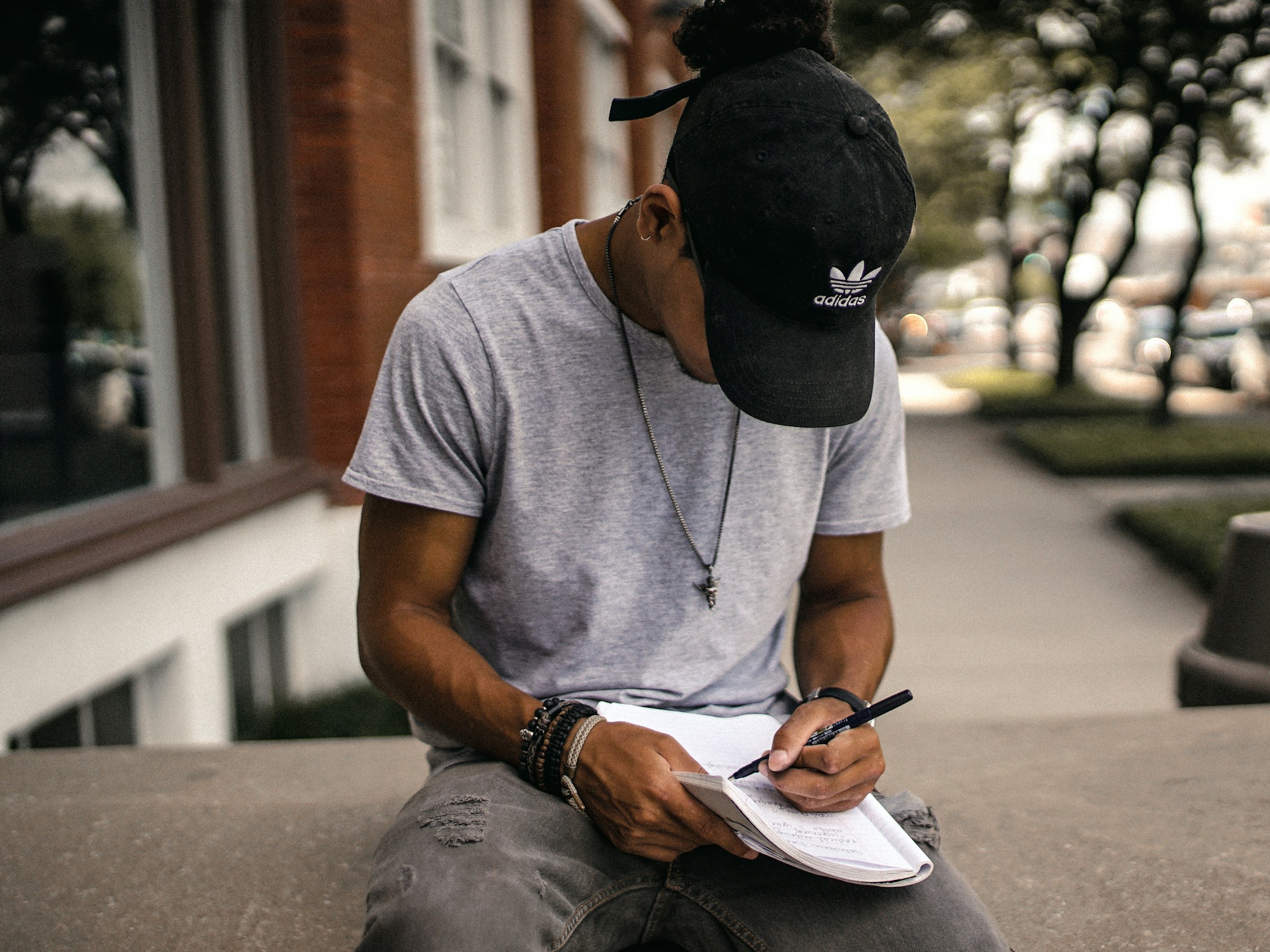 Un hombre tomando notas | Fuente: Unsplash