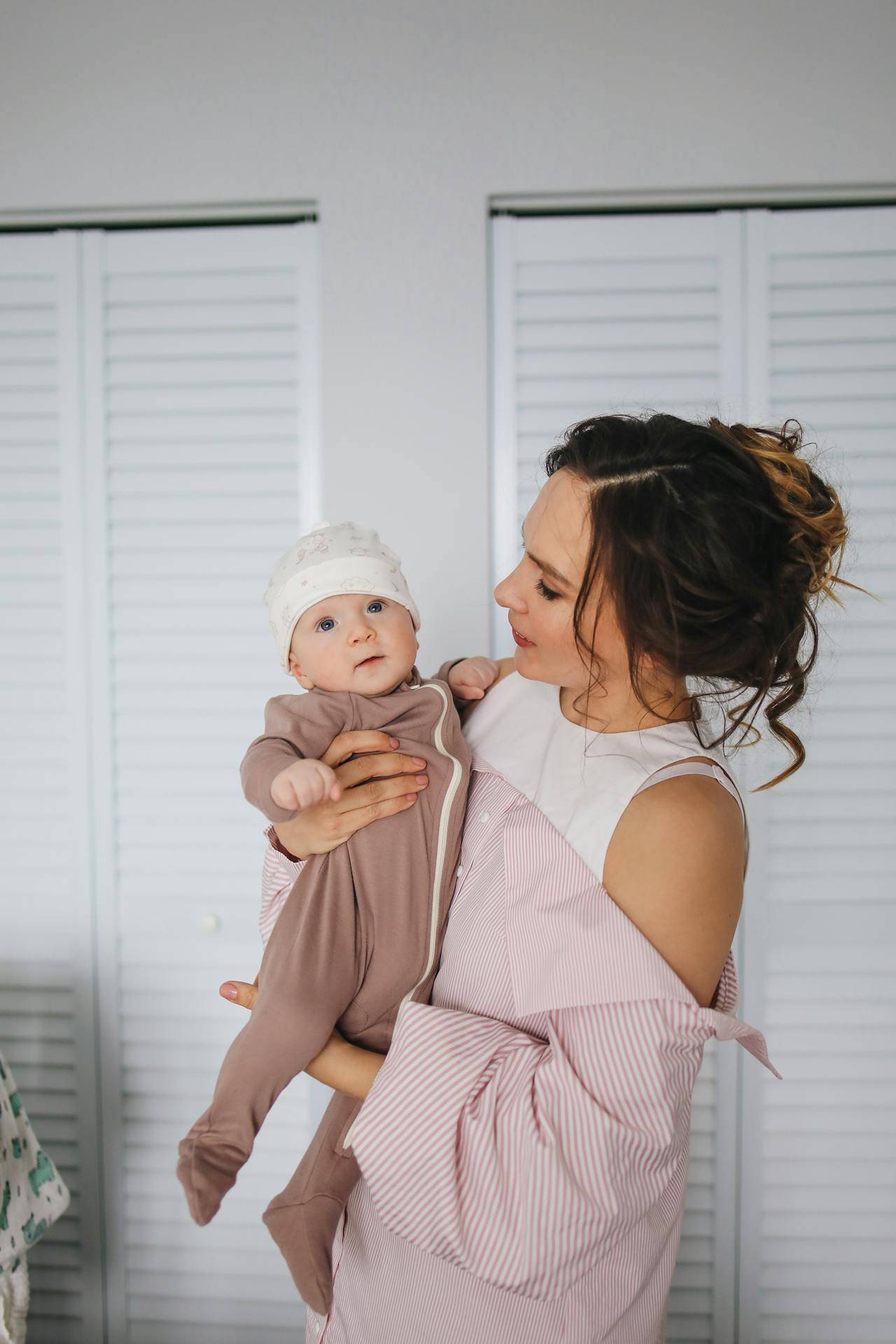 Una madre con su bebé en brazos | Fuente: Pexels
