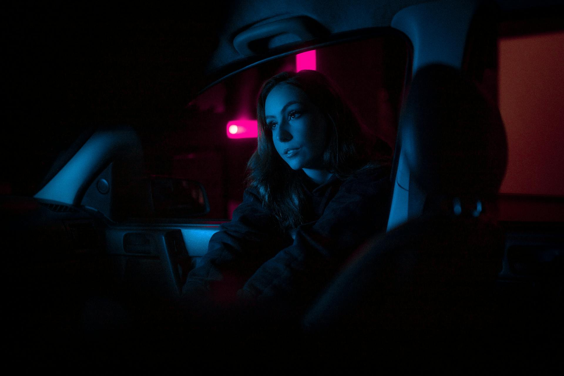 Una mujer sentada en un Automóvil | Foto: Pexels