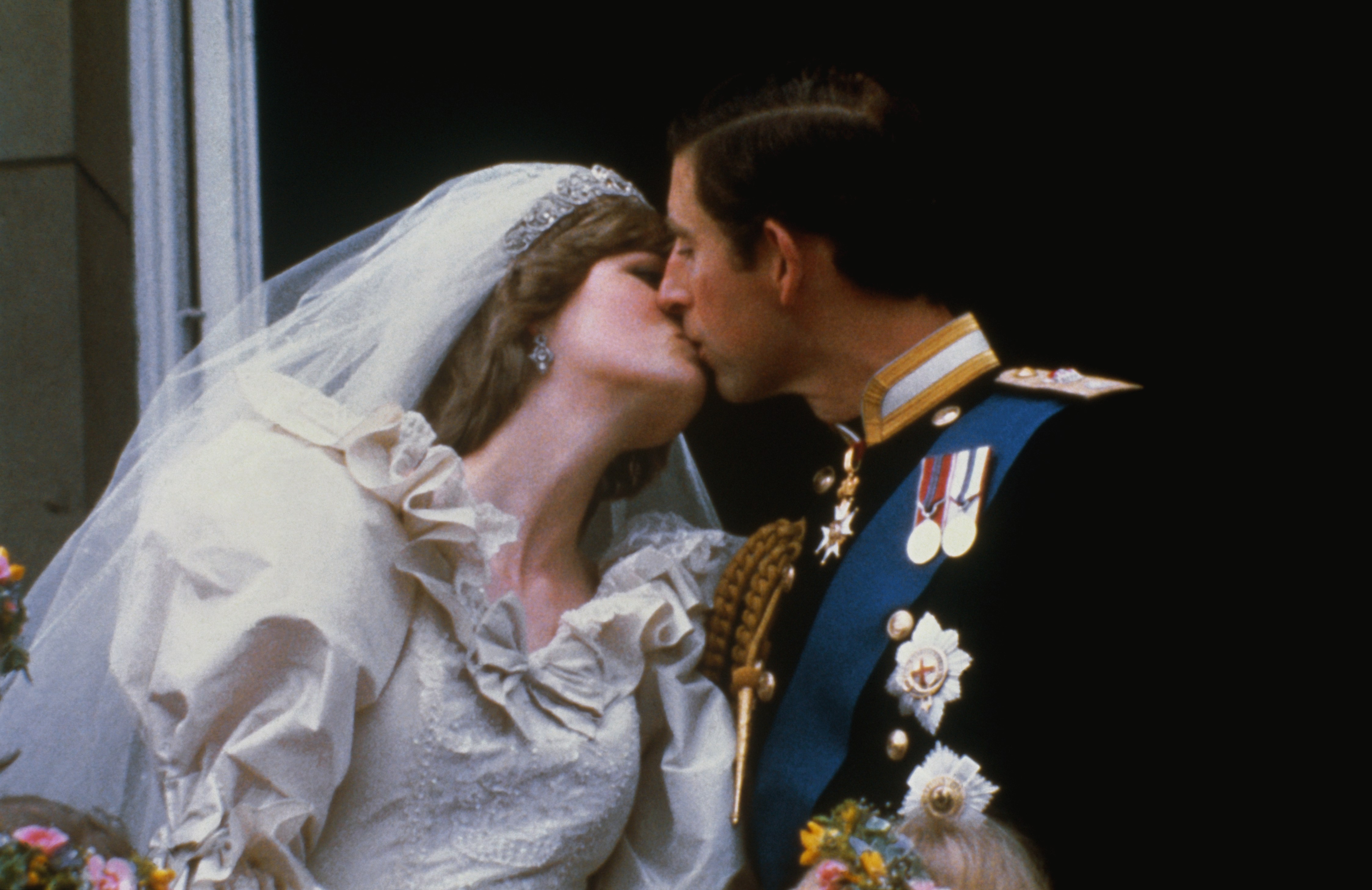 Lady Diana Spencer y el príncipe Charles se besan en el balcón del Palacio de Buckingham el 29 de julio de 1981, en Londres, Inglaterra. | Fuente: Getty Images