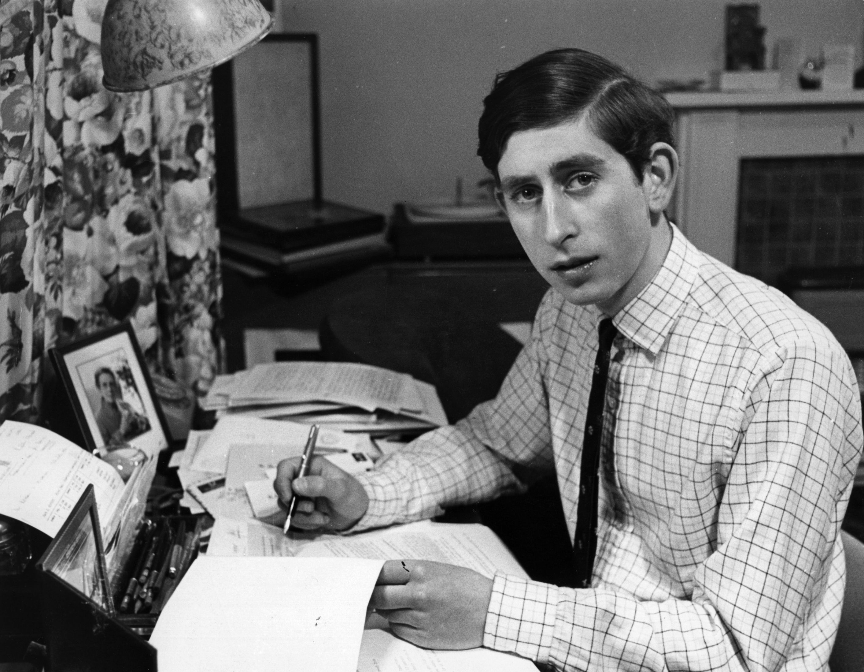 Charles, príncipe de Gales, visto aquí en su habitación en el Trinity College cuando era estudiante universitario en 1969 | Foto: Getty Images