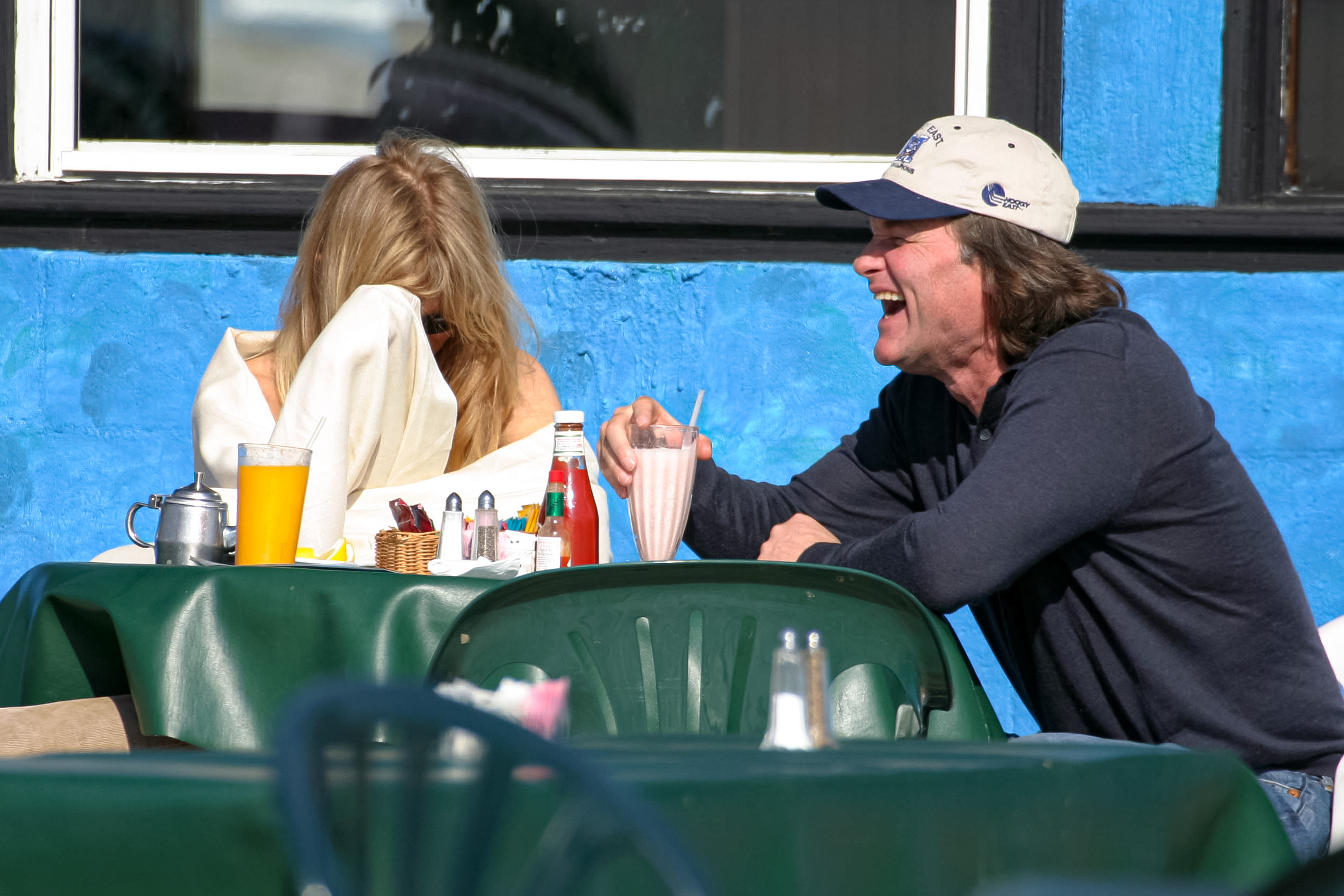 Goldie Hawn y Kurt Russell vistos comiendo en Los Ángeles, 2004 | Fuente: Getty Images