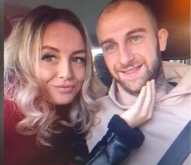 Beth y Luke Martin sonriendo para una foto. | Fuente: YouTube/Diario La Prensa - Premium