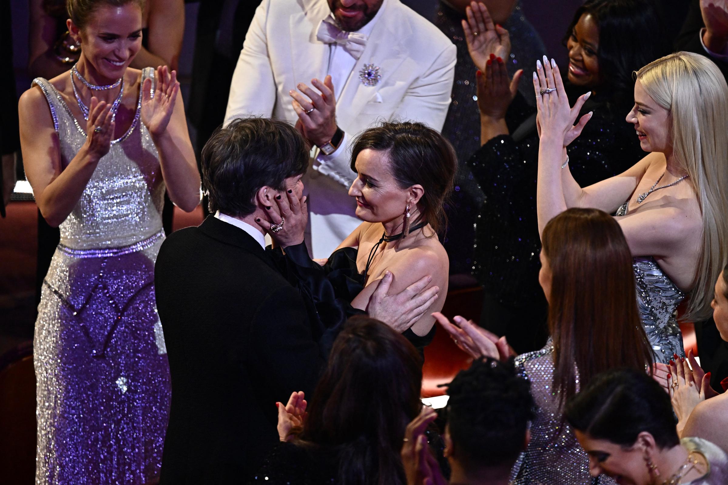 Cillian Murphy celebra con su esposa, Yvonne McGuinness, tras ganar el premio al Mejor Actor durante la 96ª edición de los Premios Anuales de la Academia en California el 10 de marzo de 2024 | Fuente: Getty Images