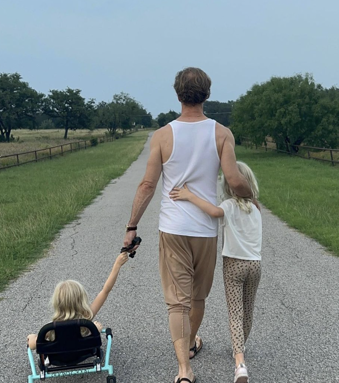 James Van Der Beek paseando con sus hijos el 17 de junio de 2024 | Fuente: Instagram/vanderkimberly