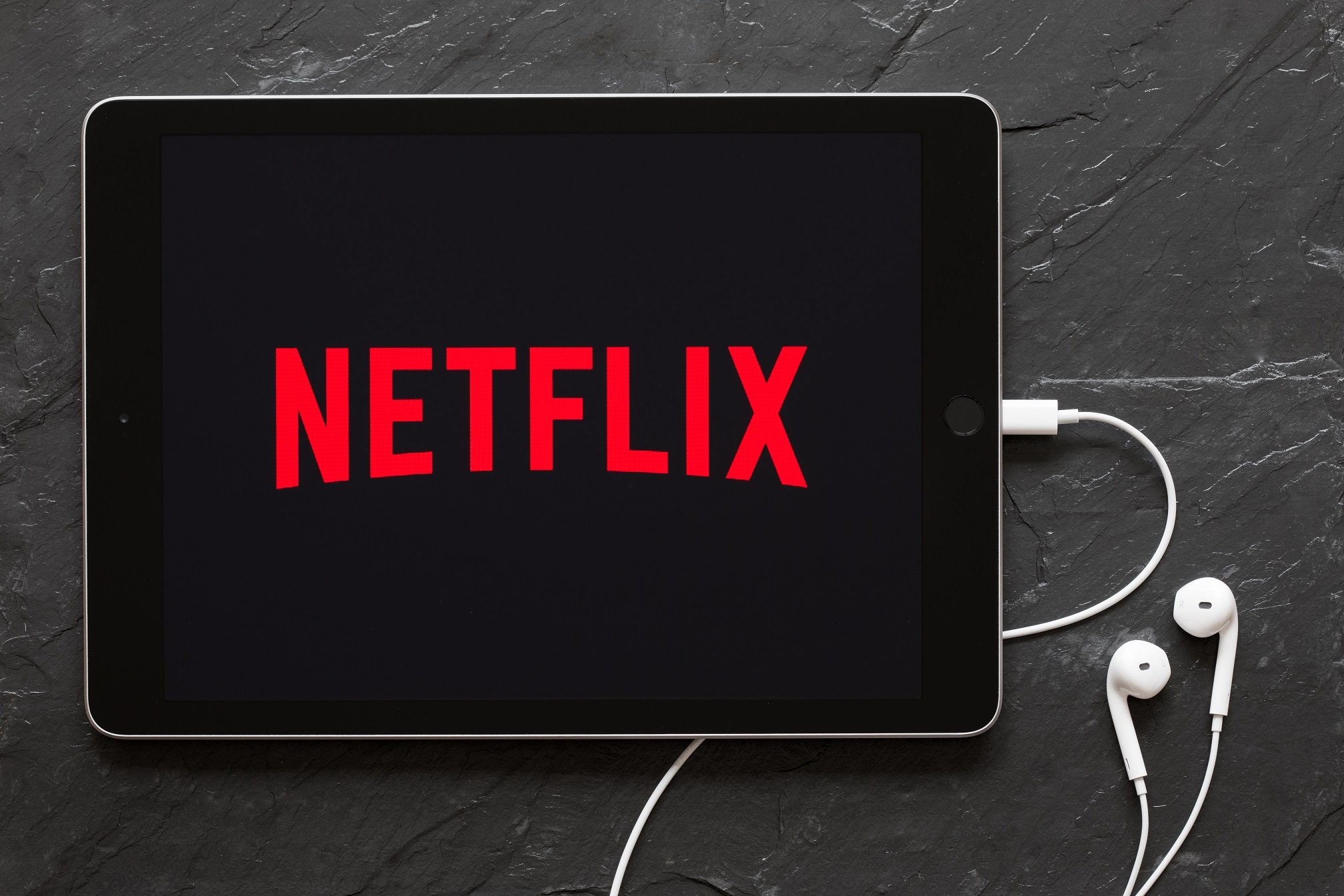 Tablet con aplicación de Netflix abierta. || Fuente: Shutterstock