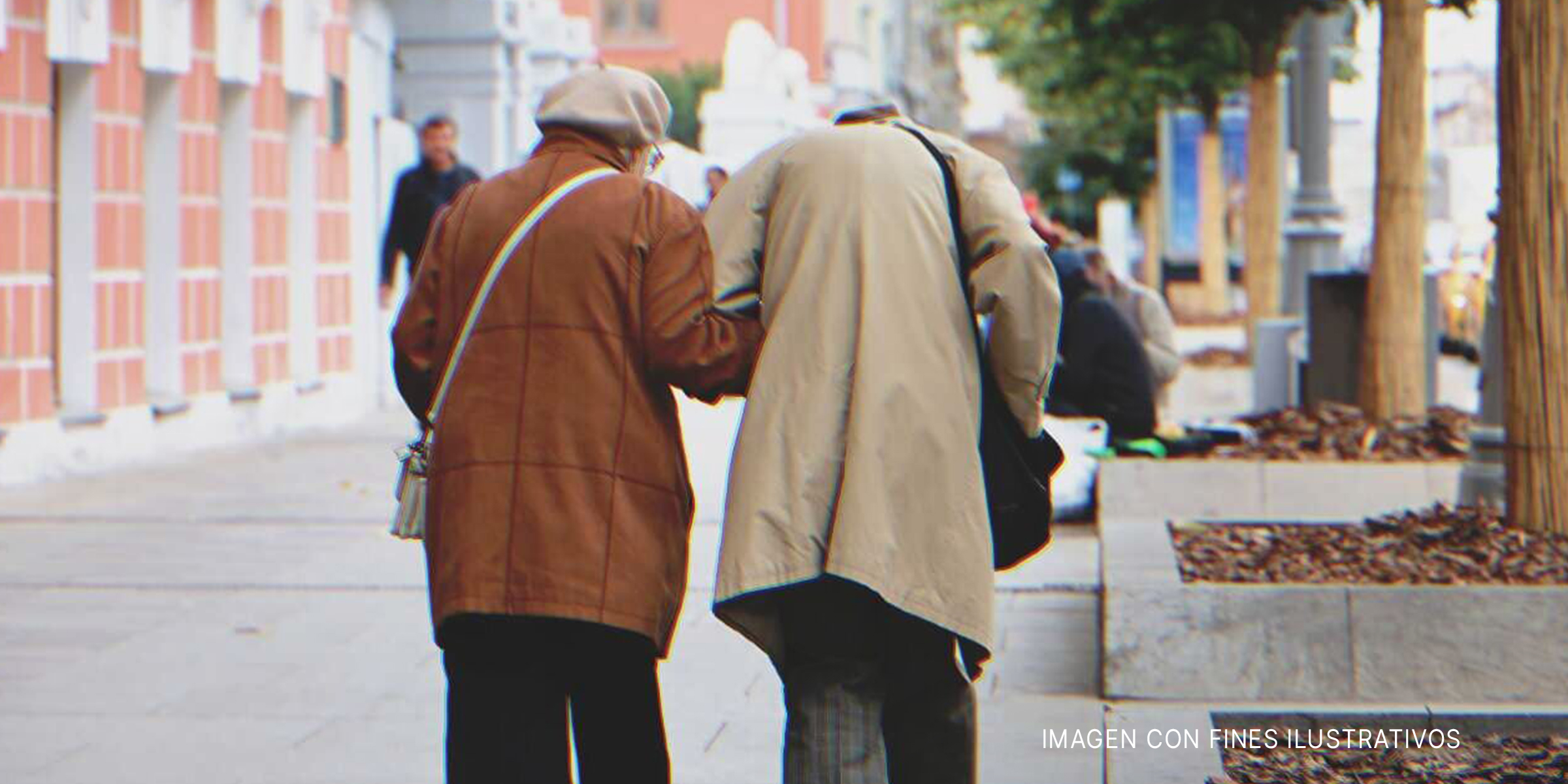 Pareja de ancianos caminando de la mano | Foto: Shutterstock