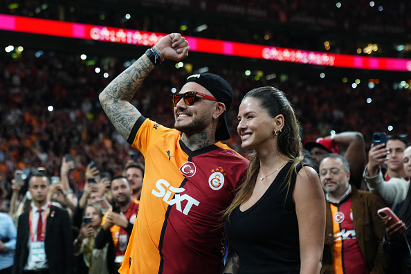 Mauro Icardi (izquierda), del Galatasaray, celebra junto a su novia, la China Suárez (derecha), después de que el equipo conquistara la Superliga de Turquía por tercera vez consecutiva y por 25.ª vez en su historia, tras el partido de la última jornada contra RAMS Başakşehir en Estambul, Turquía, el 30 de mayo de 2025. | Fuente: Getty Images