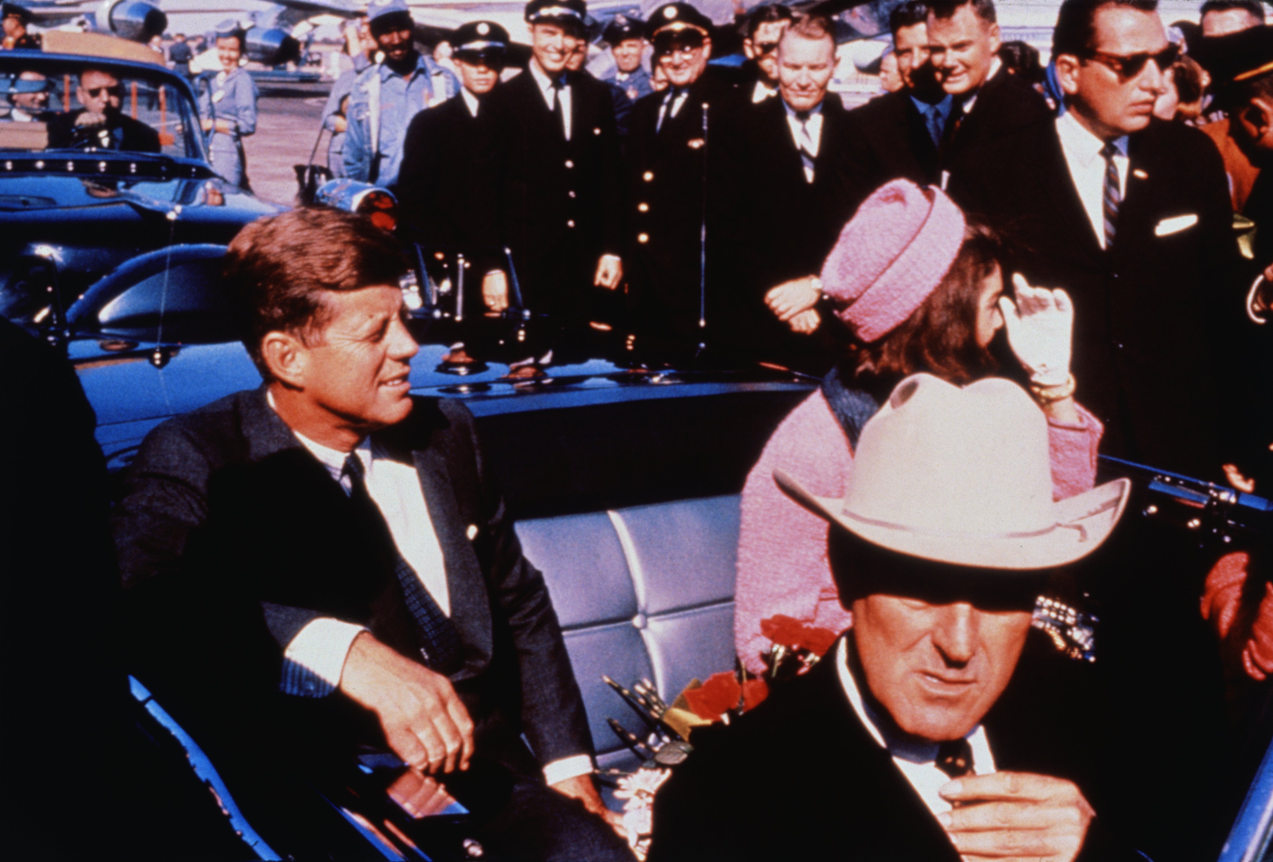 John F. Kennedy y Jacqueline Kennedy en una limusina descapotable el 22 de noviembre de 1963. | Foto: Getty Images