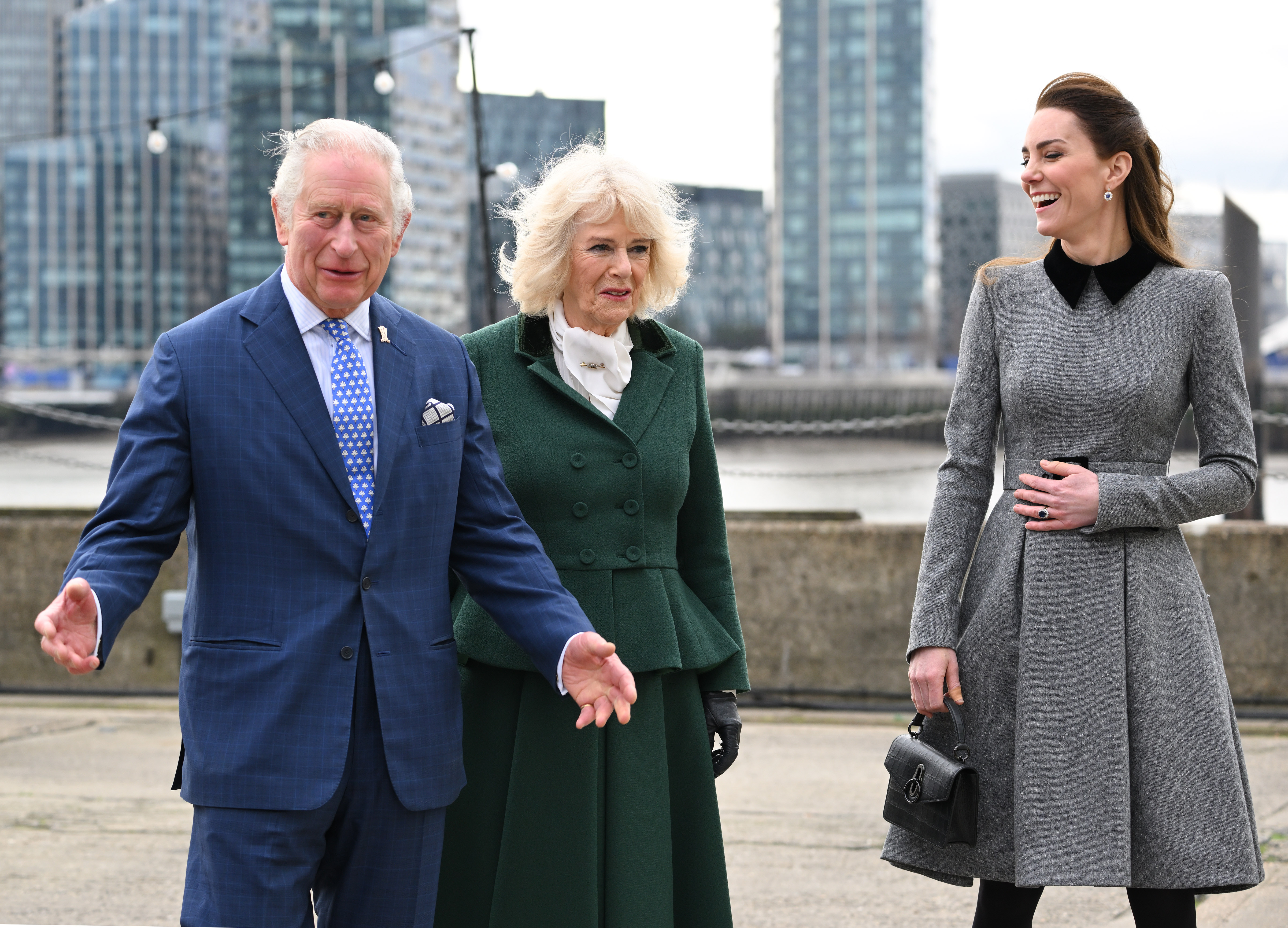 El rey Charles III, la reina Camilla y la princesa Catherine en su visita al centro de formación para las artes y la cultura de la Fundación del Príncipe en Trinity Buoy Wharf el 03 de febrero de 2022 en Londres, Inglaterra | Foto: Getty Images