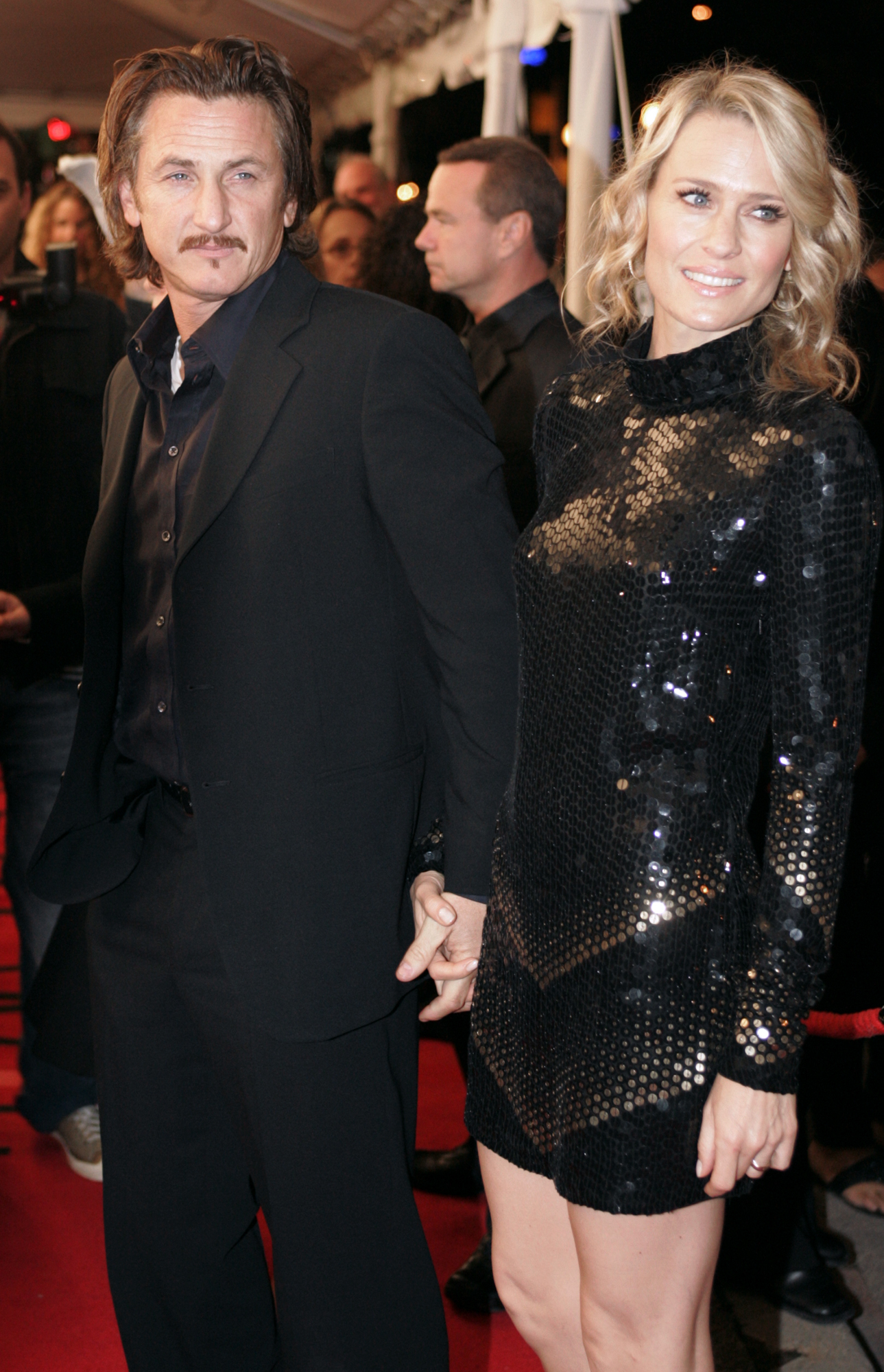 Sean Penn llega al Roy Thompson Hall con su entonces esposa Robin Wright Penn en el Festival Internacional de Cine de Toronto en 2006 | Fuente: Getty Images