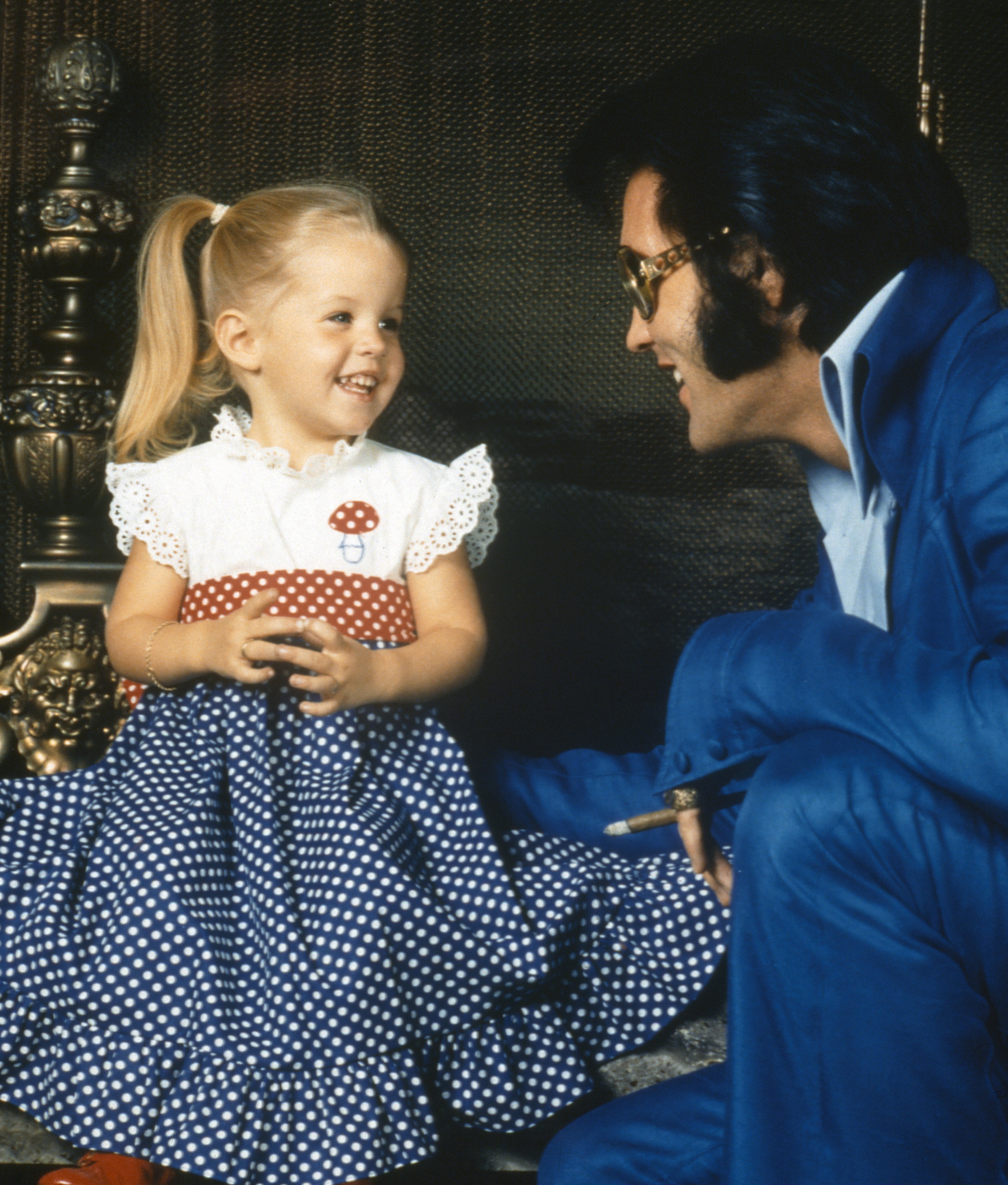 Elvis Presley con su hija Lisa-Marie en 1973 | Foto: Getty Images