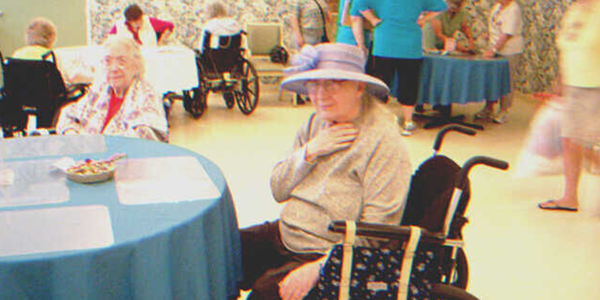 Una mujer mayor en silla de ruedas | Foto: Flickr/Robin