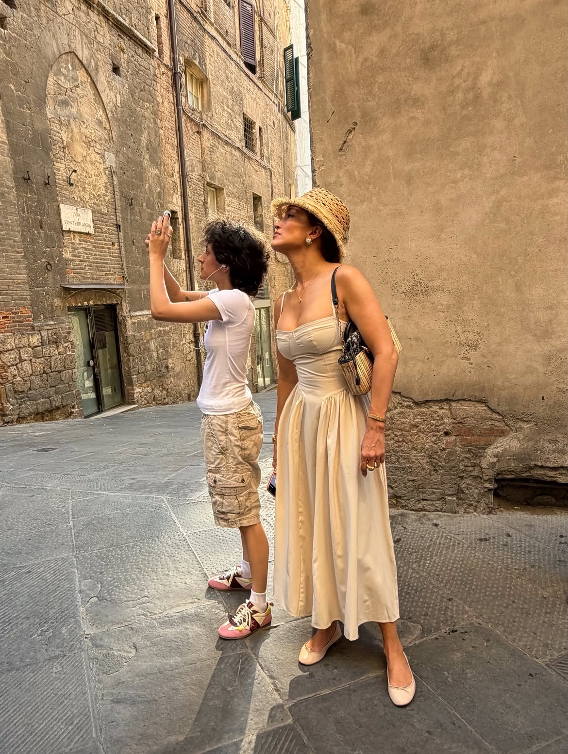 Jennifer Lopez junto a Emme, quien se hace llamar Oskar, durante su viaje por Italia | Fuente: Instagram/jlo