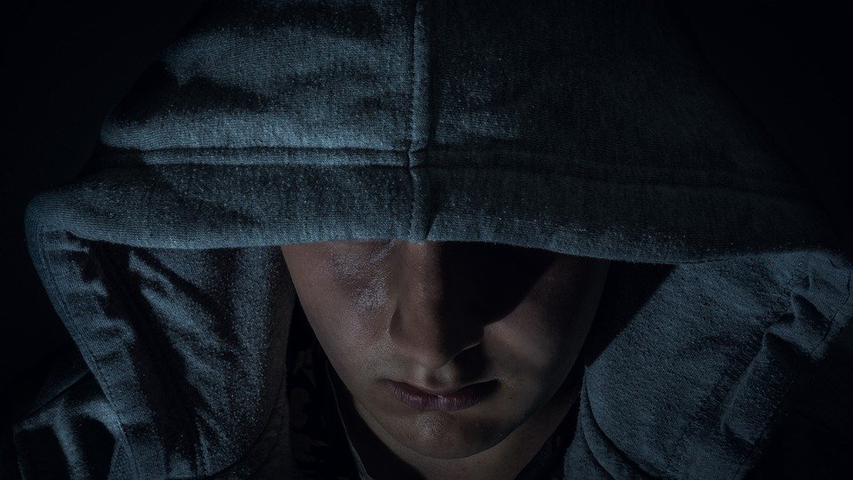 Un ladrón escondiendo su rostro con una capucha. | Fuente: Pixabay