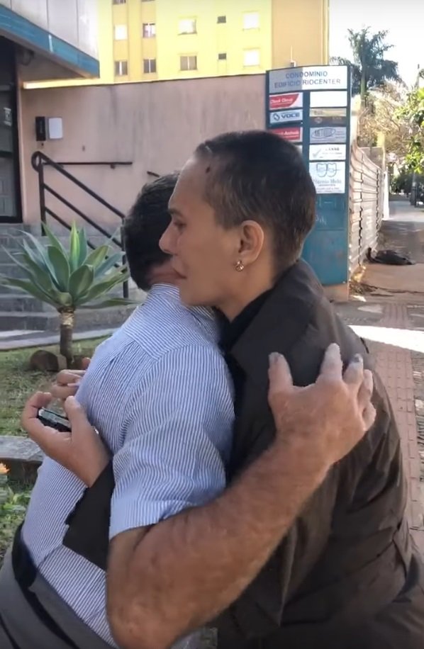 Margarete Mormul en un abrazo de agradecimiento a Celio Pereira. | Imagen: YouTube/Portal Pérola