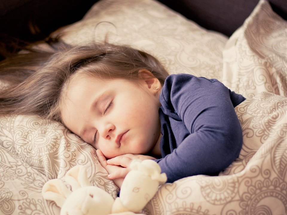Niña durmiendo | Foto: Pixabay