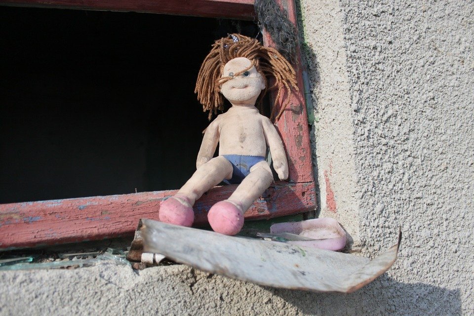 Muñeca abandonada en el marco de una ventana. | Imagen: Max Pixel