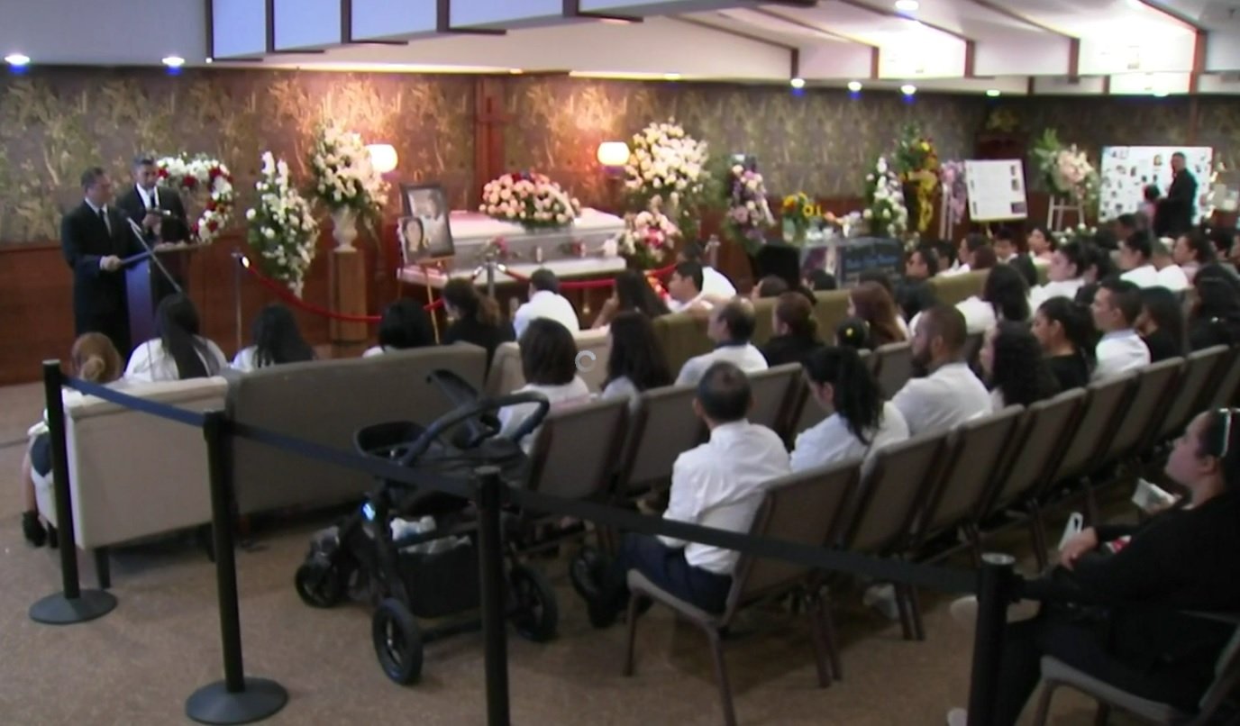Personas presentes en el funeral de Marlen Ochoa para decir su último adiós. | Imagen: Facebook/ WGN TV 