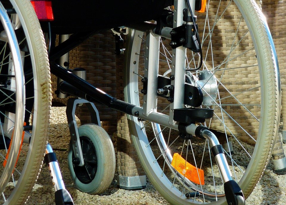 Chico en silla de ruedas | Imagen tomada de: Pixabay