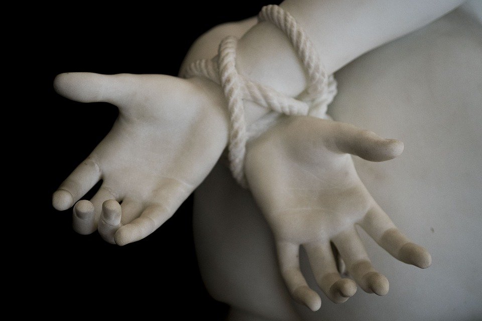 Mujer con manos atadas. Fuente: Pixabay