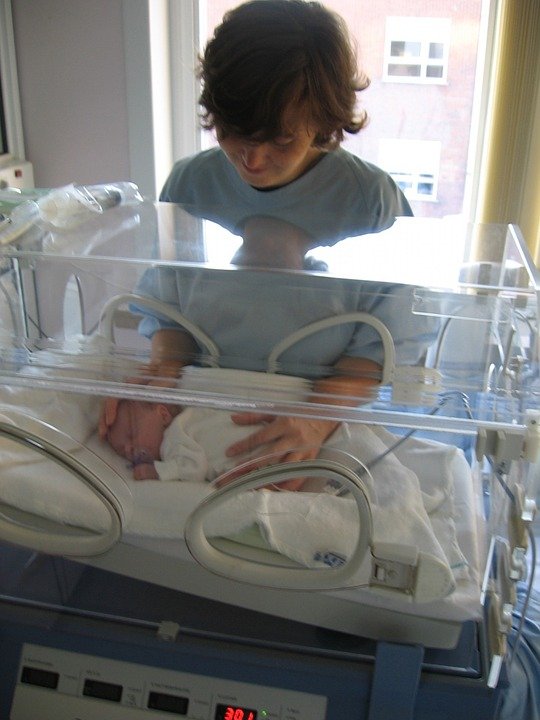 Bebé recién nacido en incubadora │ Imagen tomada de: Pixabay