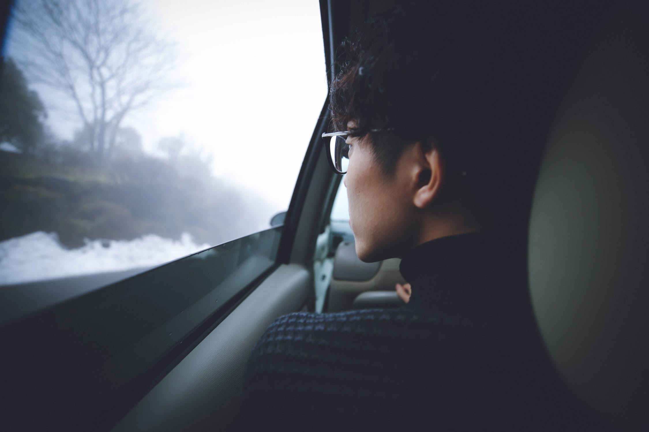 Hombre observando a través de la ventana de un automóvil. | Imagen: Pixabay