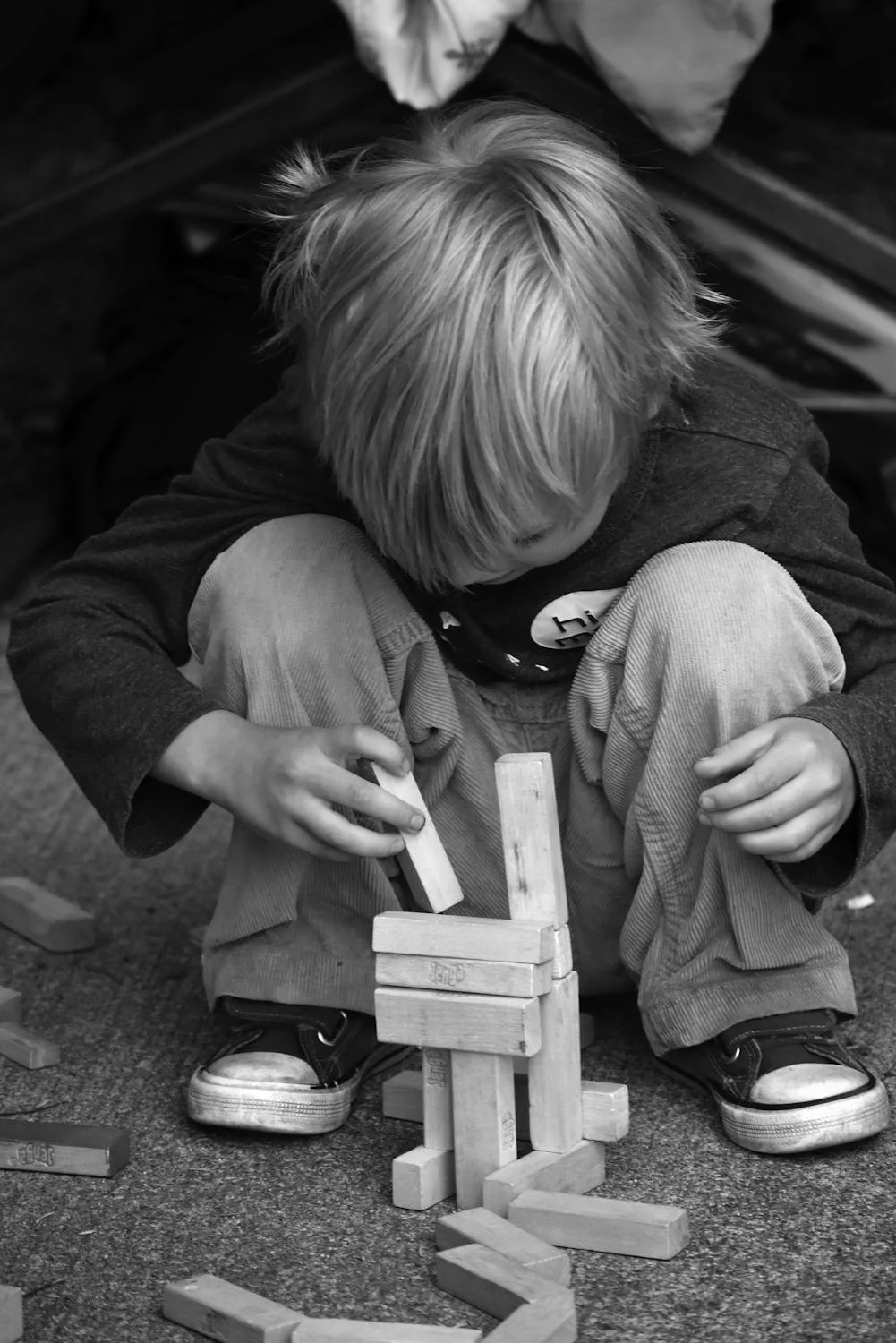 Un niño jugando con bloques | Fuente: Pexels