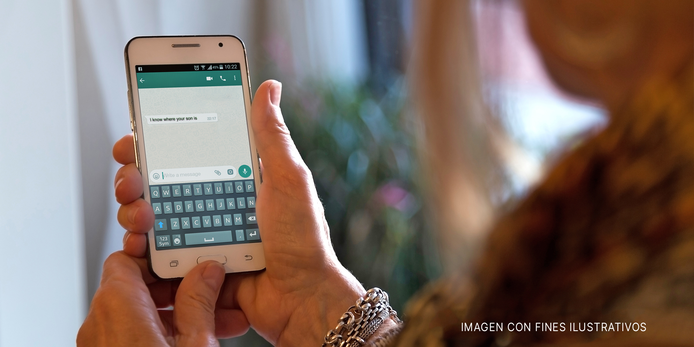 Mujer leyendo un mensaje de texto. | Foto: Shutterstock
