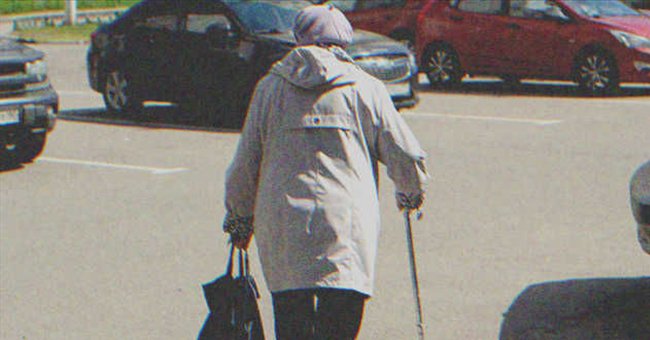 Una mujer mayor caminando sola | Foto: Shutterstock