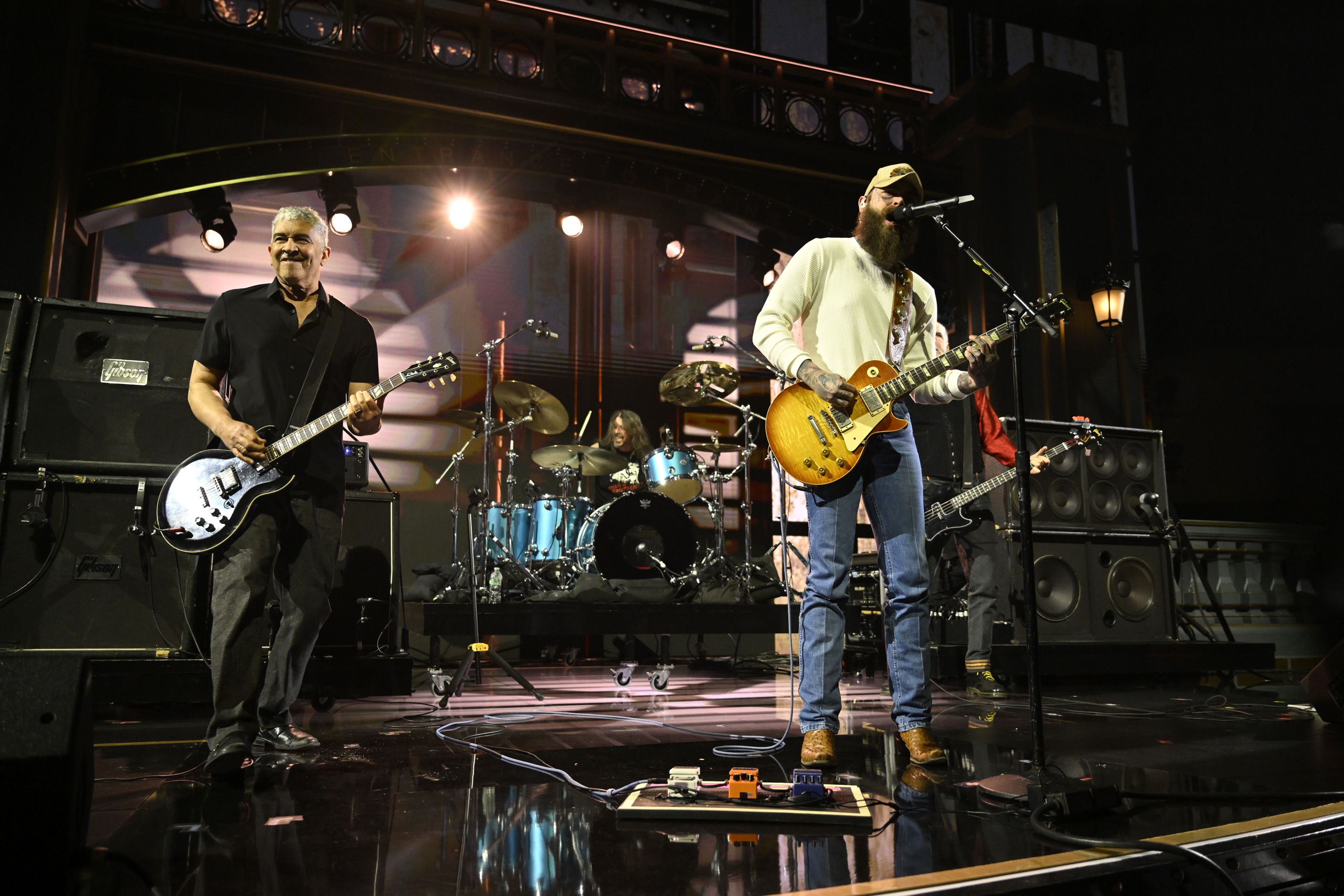 Nirvana y Post Malone actúan durante el "SNL50: The Homecoming Concert" el 14 de febrero de 2025 | Fuente: Getty Images