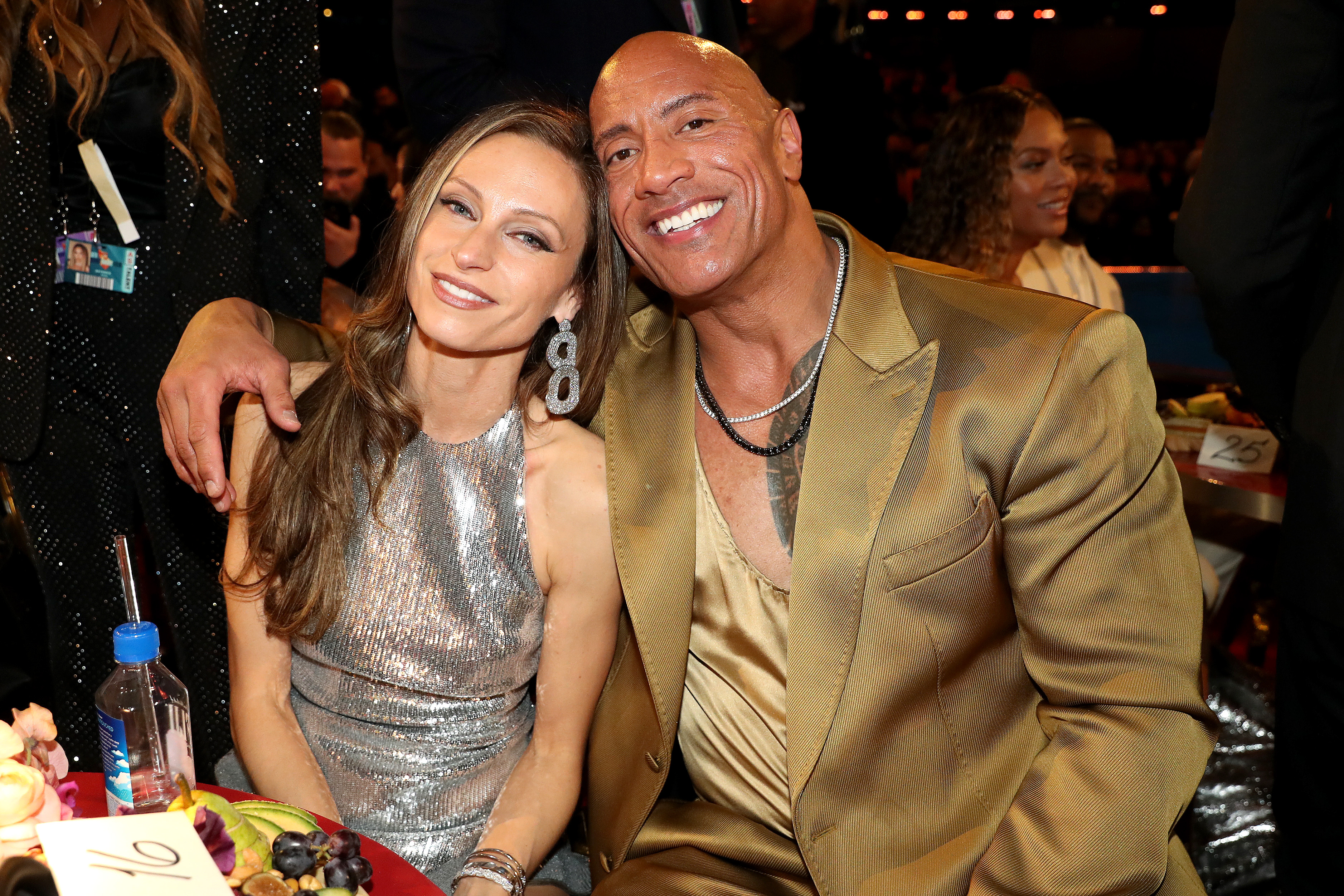 Lauren Hashian y Dwayne Johnson asisten a la 65ª edición de los premios GRAMMY el 5 de febrero de 2023 | Fuente: Getty Images