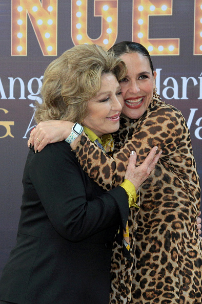 Angélica María abraza a su hija Angélica Vale durante una conferencia de prensa del espectáculo "Las Angélicas Show" en el vestíbulo del Auditorio Nacional el 26 de febrero de 2026 en la Ciudad de México, México | Fuente: Getty Images