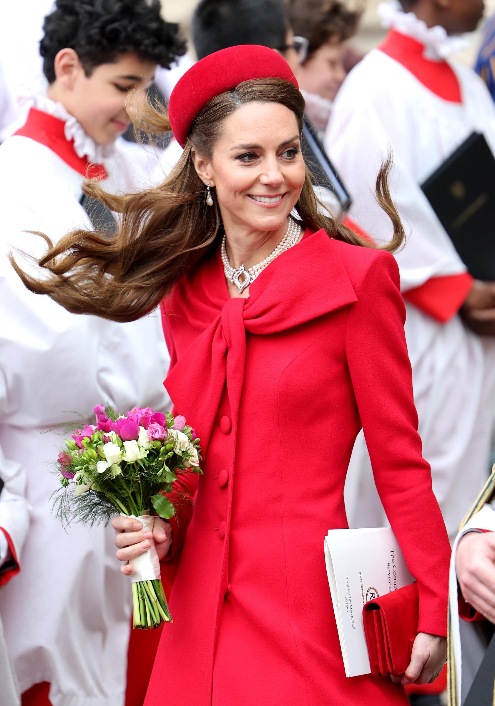 Catherine, princesa de Gales, sonríe al salir de las celebraciones del Día de la Commonwealth en la Abadía de Westminster en Londres, Inglaterra, el 10 de marzo de 2025 | Fuente: Getty Images