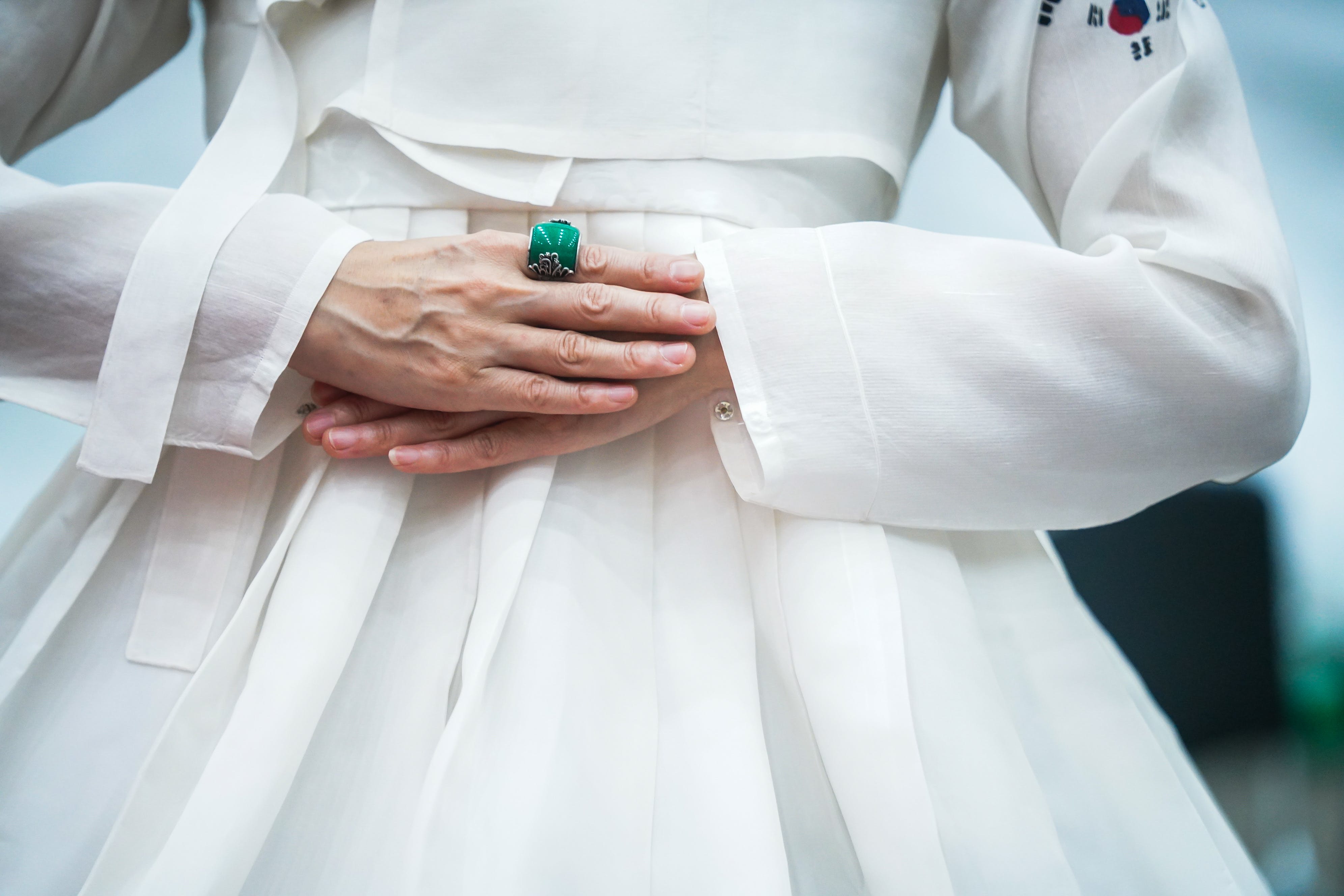 Mujer con un Hanok blanco lleva un anillo de esmeralda | Foto: Pexels