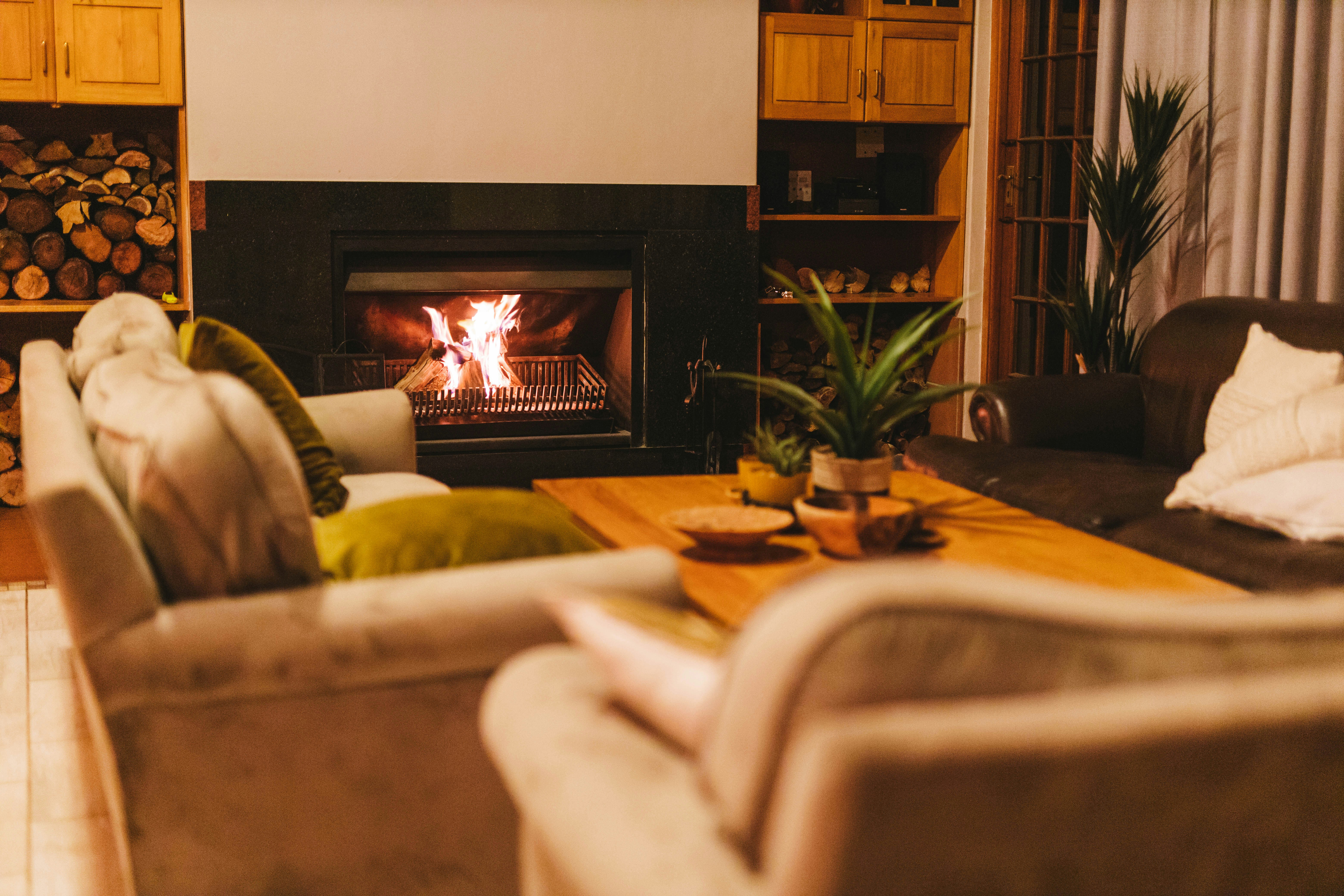 Una chimenea en un salón | Fuente: Unsplash